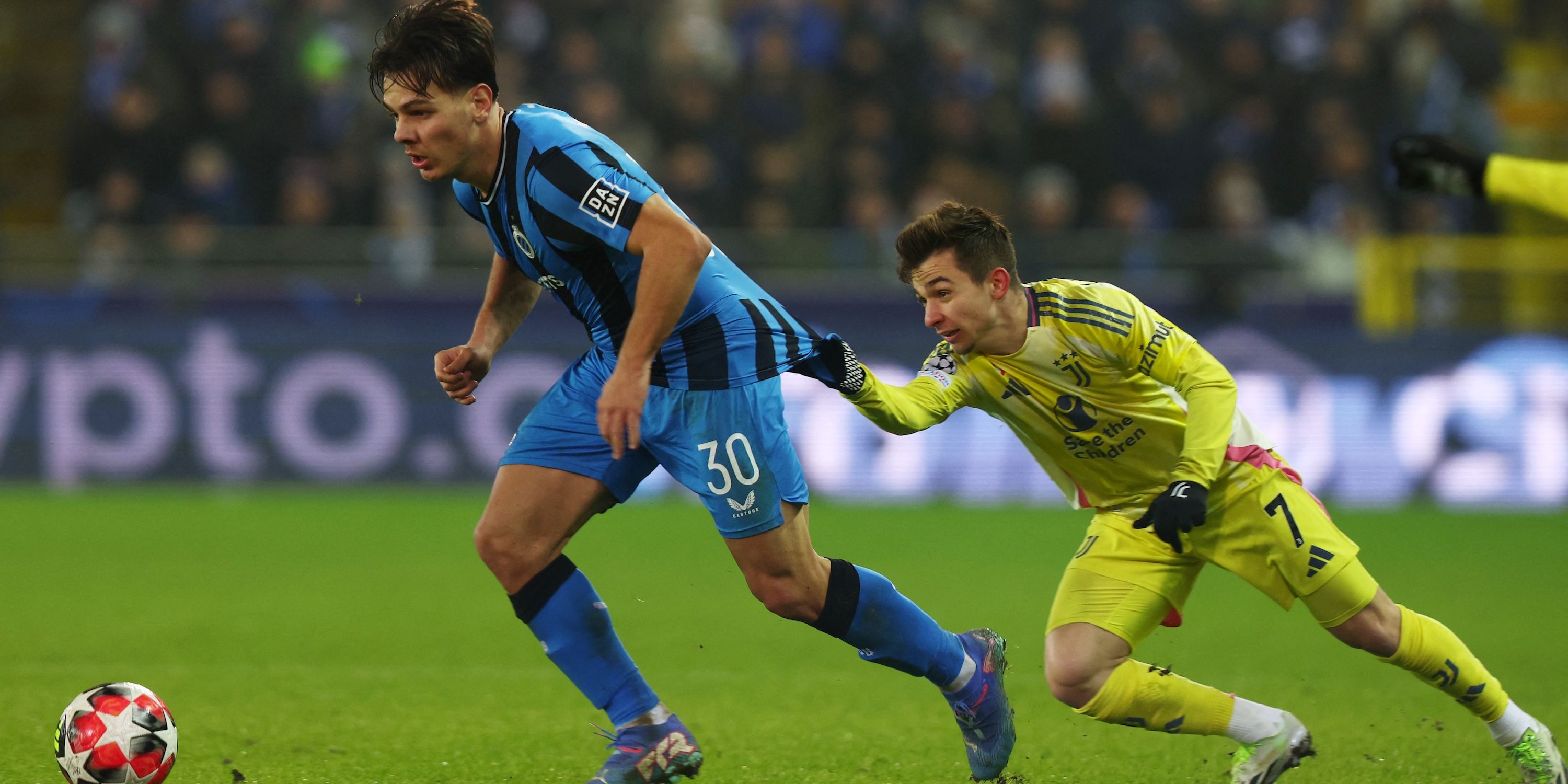 Ardon Jashari من Club Brugge في العمل مع يوفنتوس فرانسيسكو كونسيكا