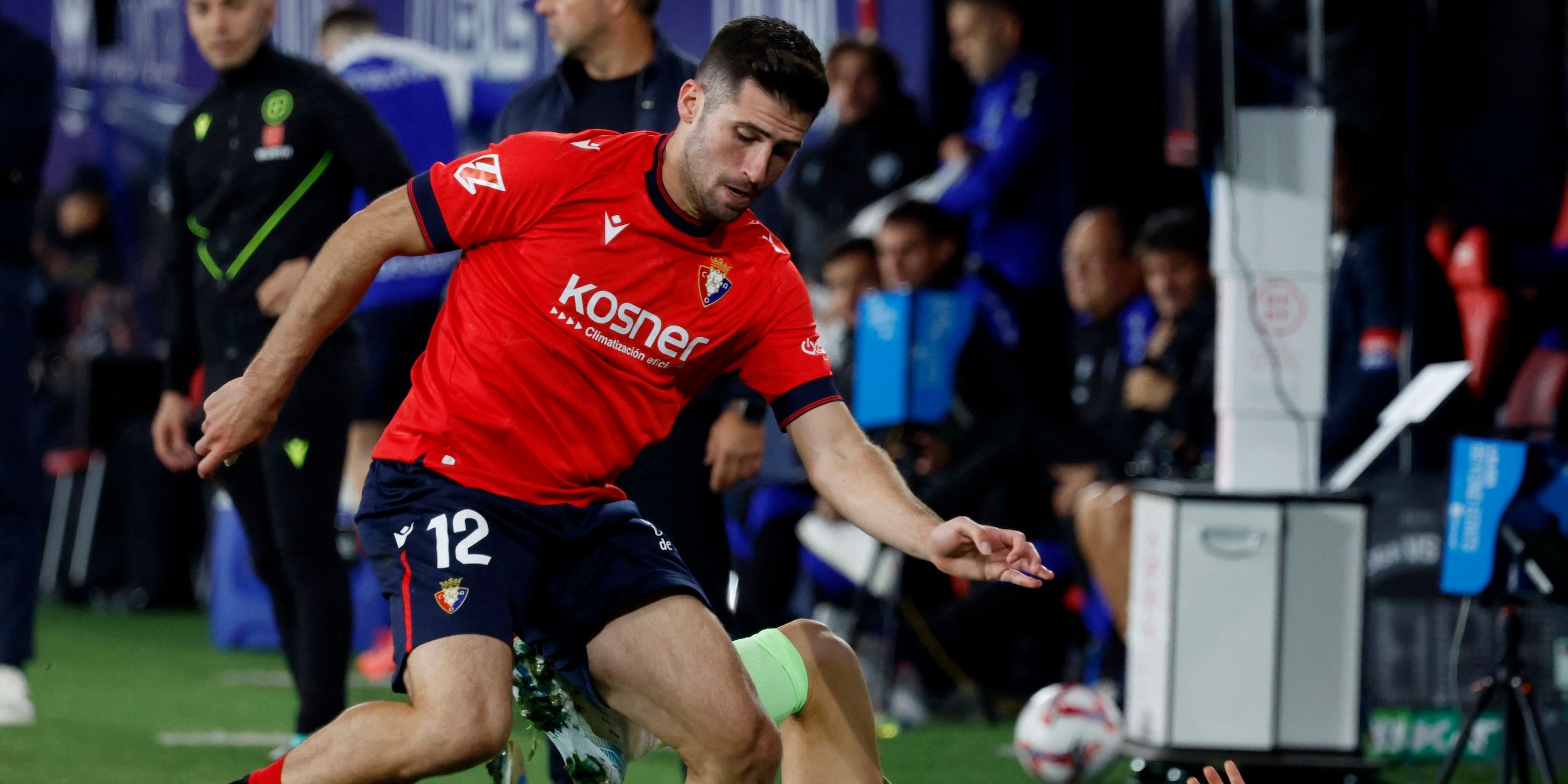 روبرت ليفاندوفسكي من FC Barcelona في العمل مع يسوع Areso D'Sasuna