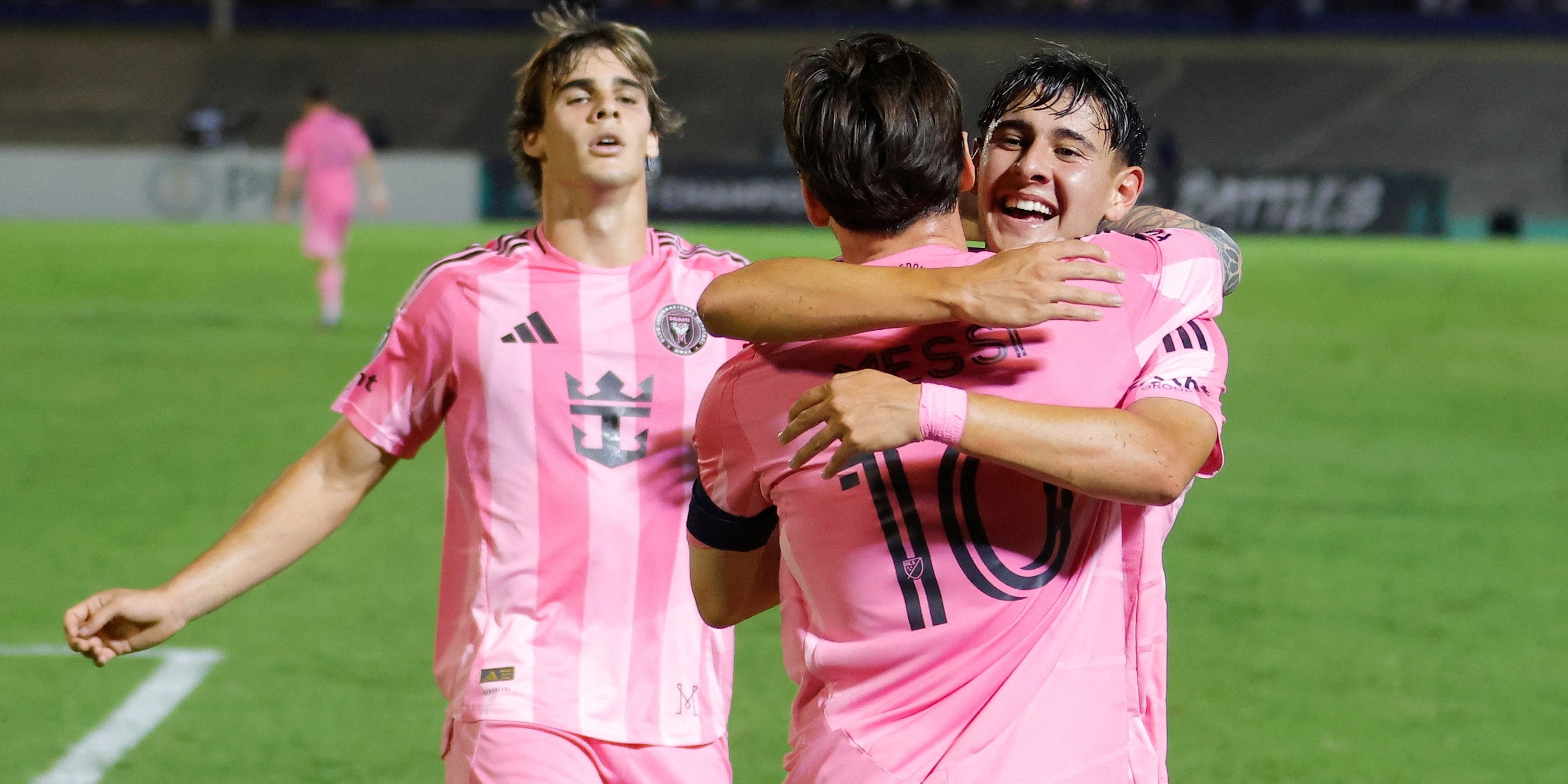     يحتفل Lionel Messi من Inter Miami بمذكرة هدفهم الثاني مع Santiago Morales و Benjamin Cremaschi 