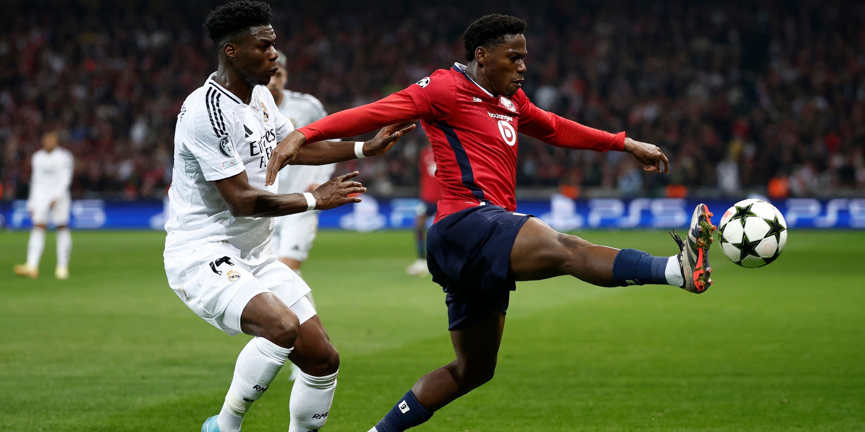 Jonathan David del Lille en acción contra Aurelien Tchouameni del Real Madrid