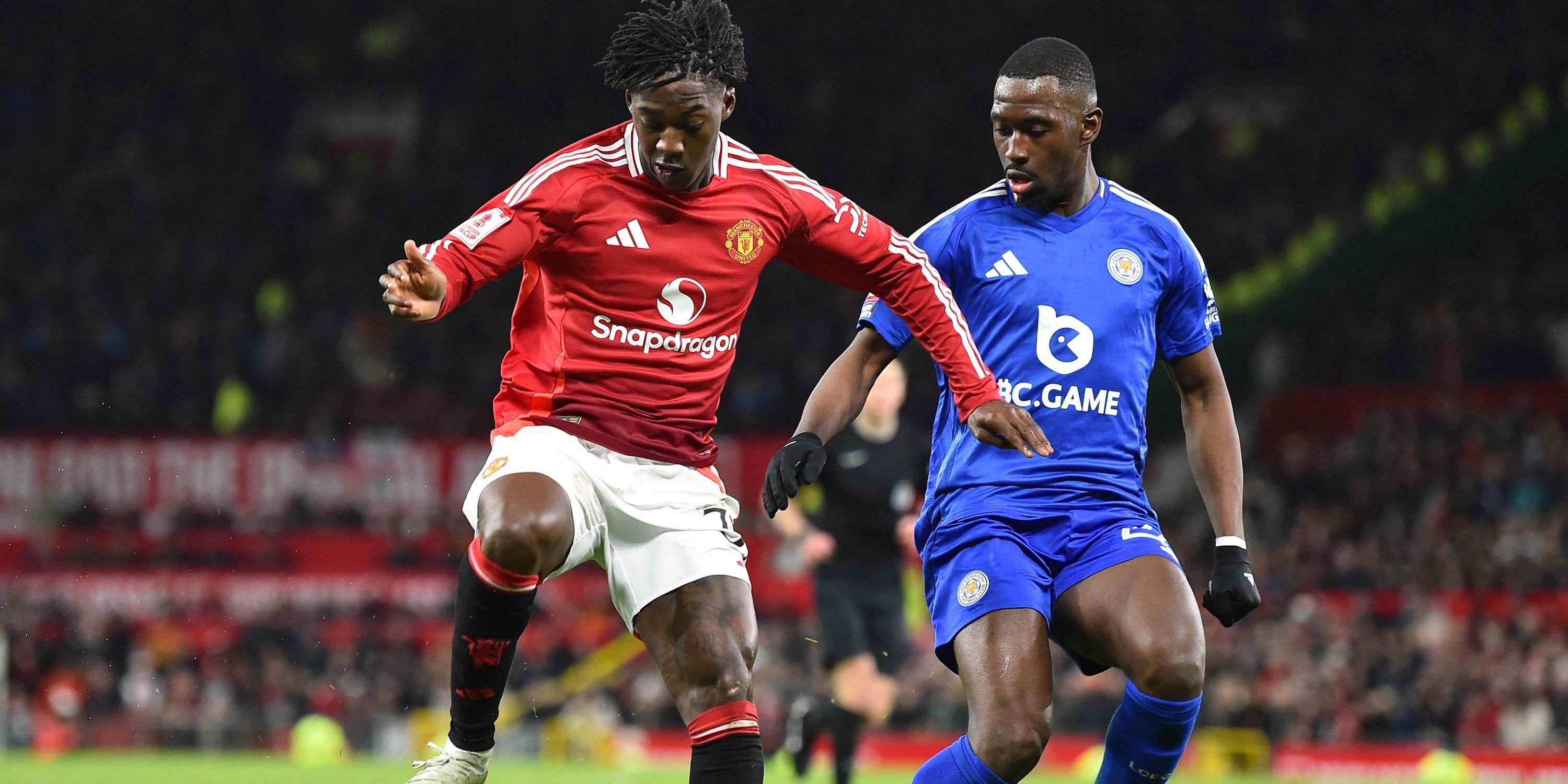 Manchester United's Kobbie Mainoo in action with Leicester City's Boubakary Soumare