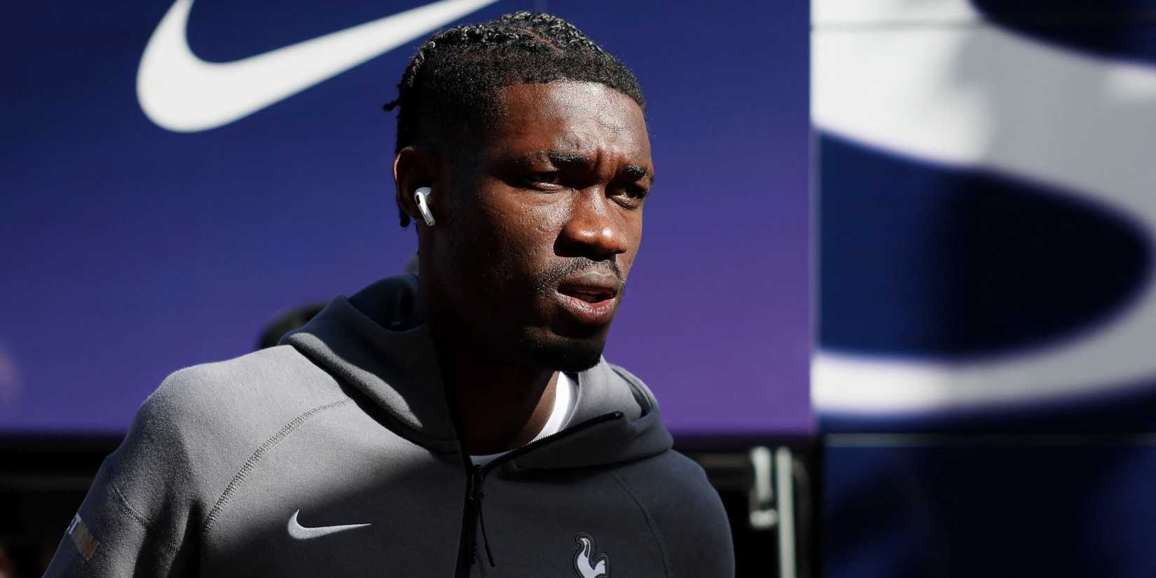 Yves Bissouma de Tottenham Hotspur arrives before the match