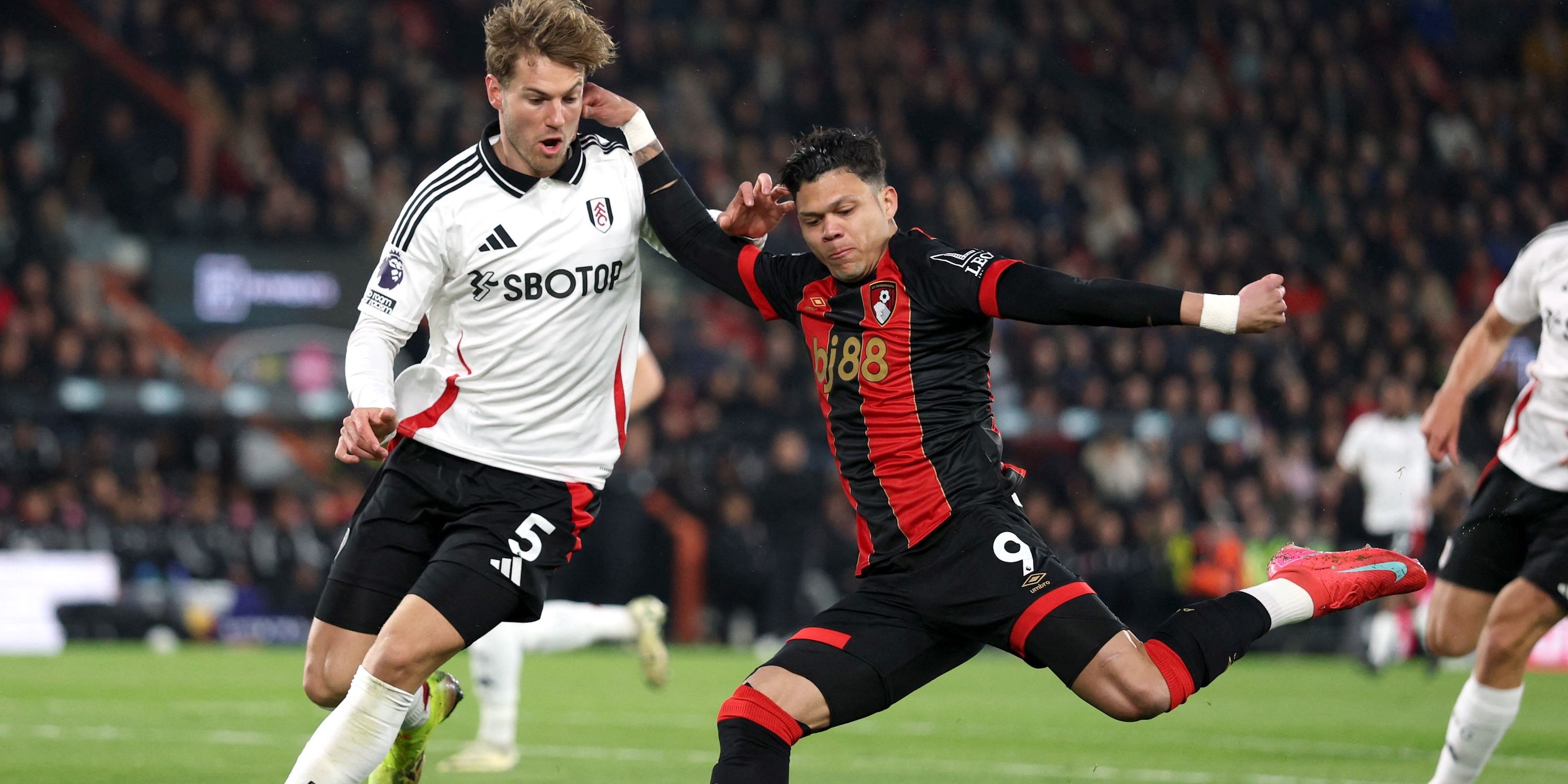 AFC بورنموث إيفانيلسون في العمل مع يواكيم أندرسن من فولهام