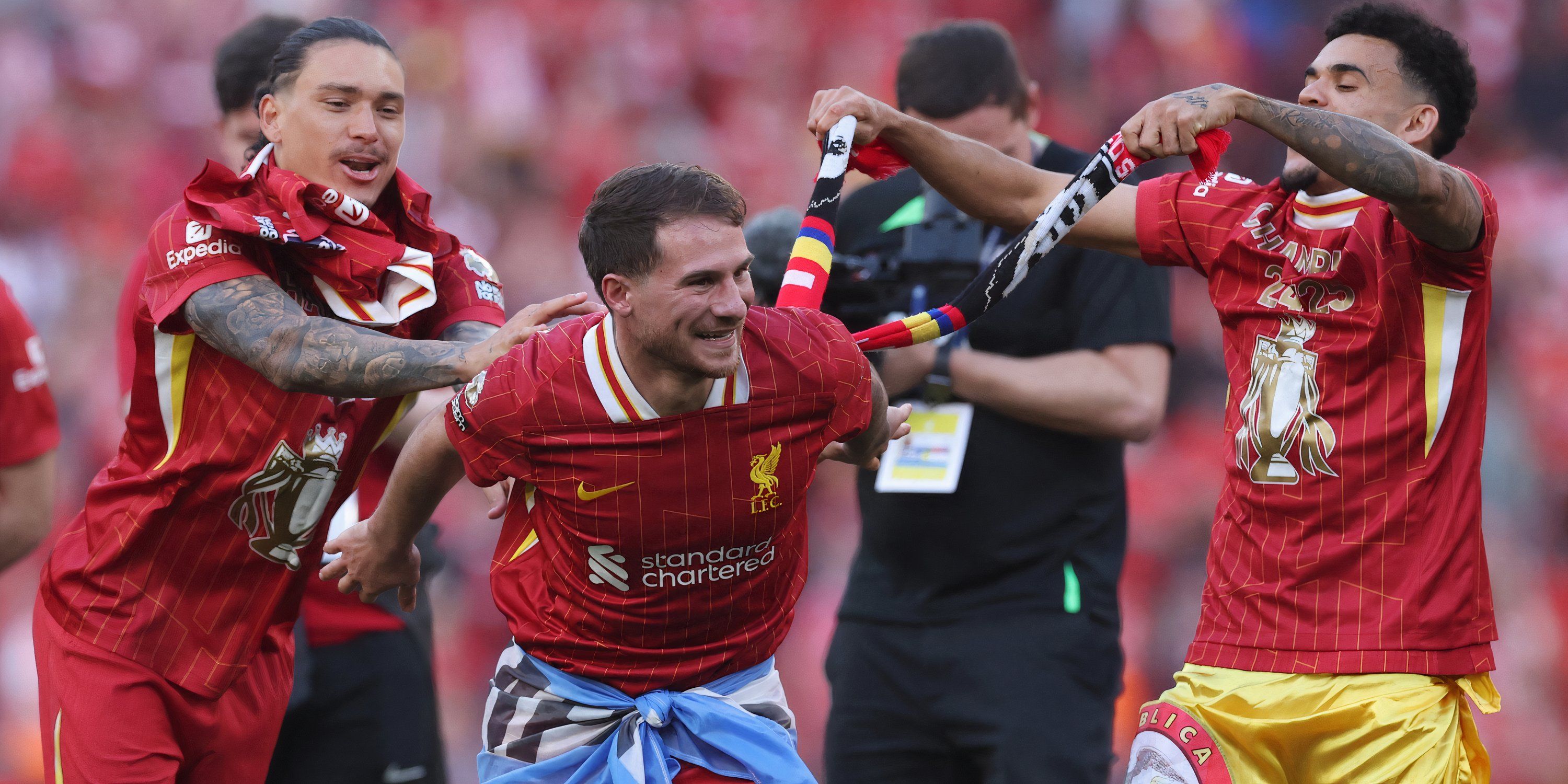 Alexis Mac Allster celebrates the Premier League with Liverpool