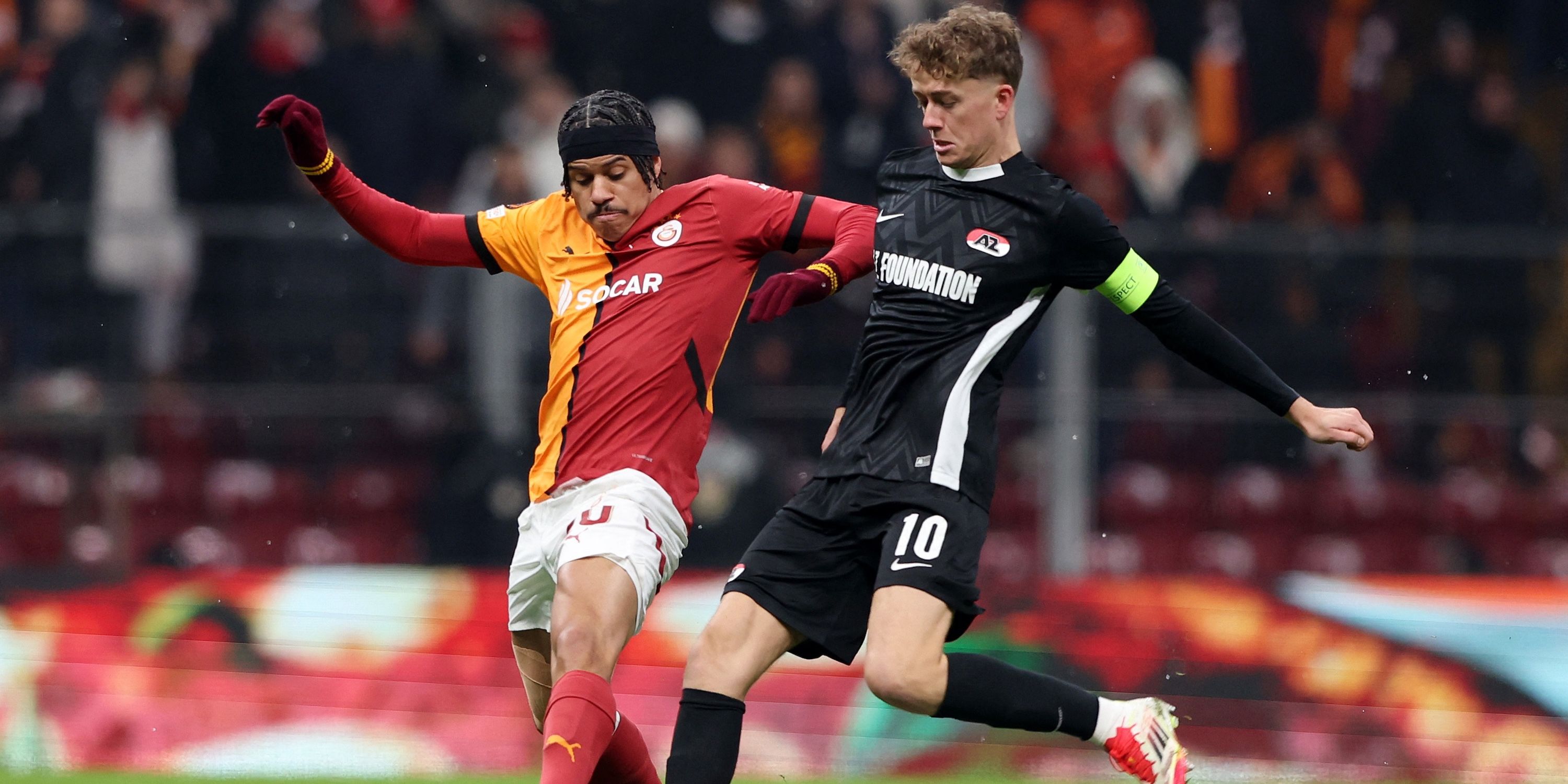 Sven Mijnans of AZ Alkmaar acts with Gabriel Sara of Galatasaray