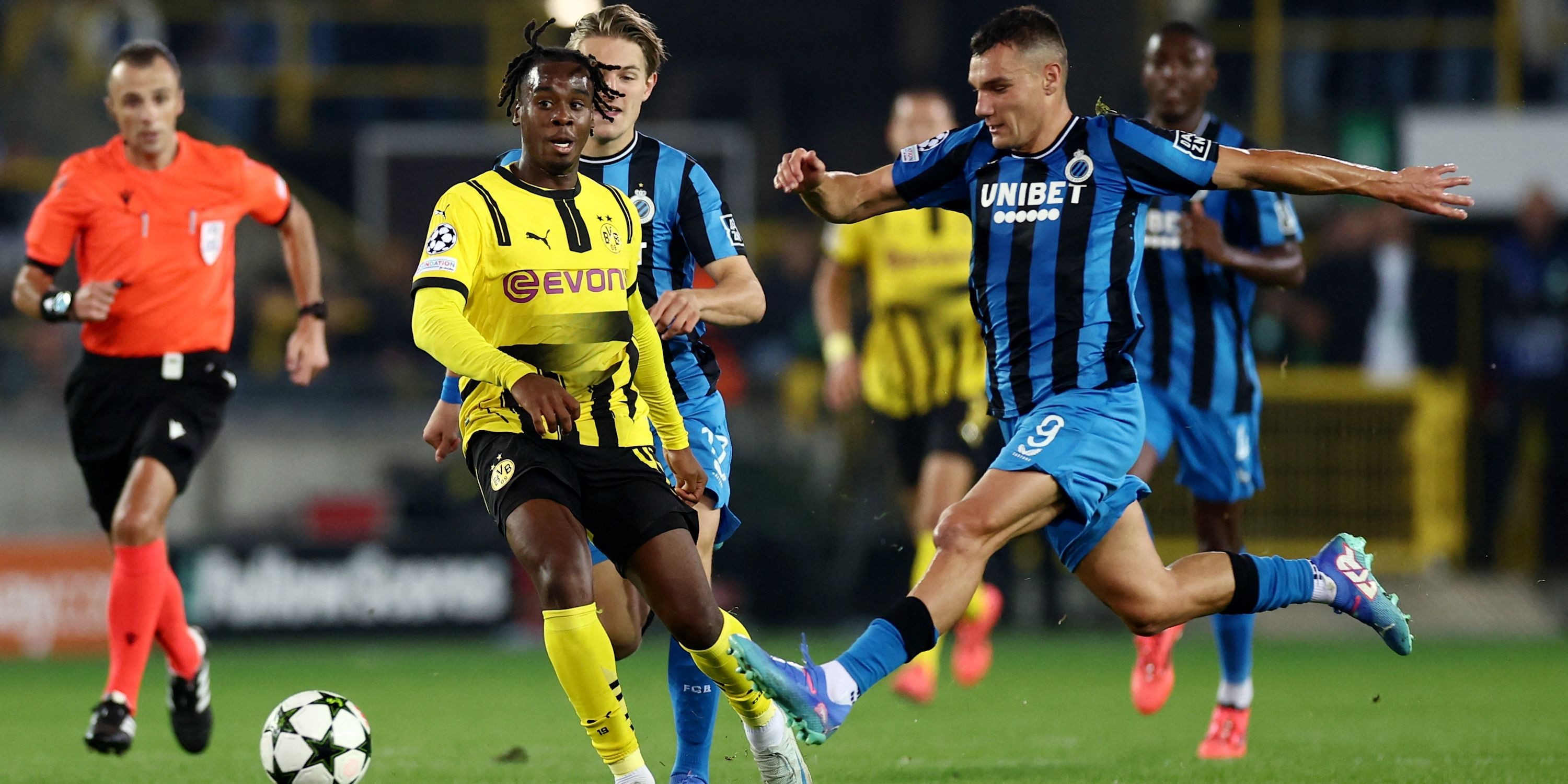 Jamie Bynoe-Gitten by Borussia Dortmund in action with Ferran Jutgla from Club Brugge