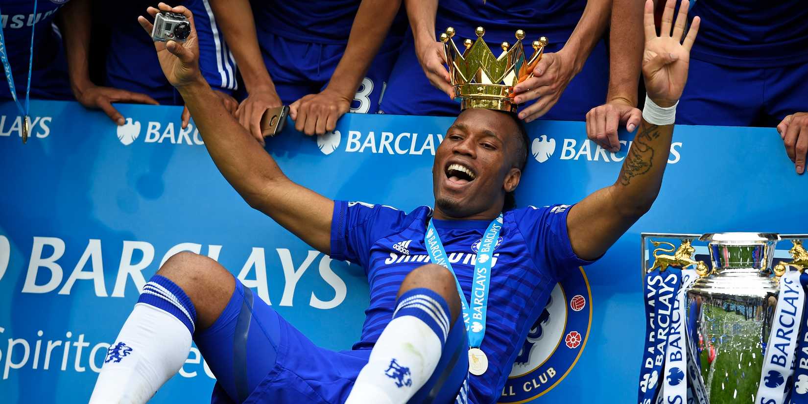 Didier Drogba de Chelsea famous with the trophy after winning Barclays Premier League