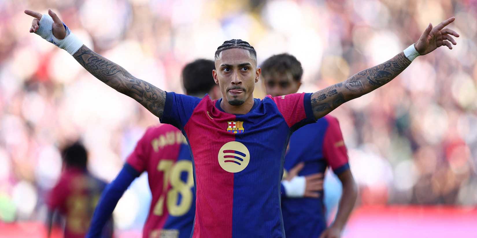 Raphinha celebra un gol con el FC Barcelona, mostrando su gran forma.