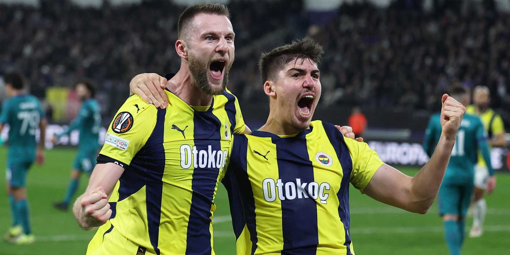 Yusuf Akcicek, jogador do Fenerbahce, comemorando um gol.