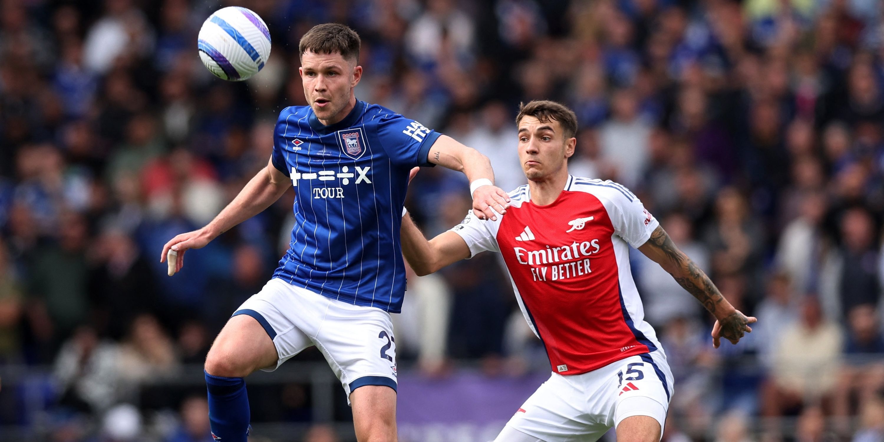 George Hirst dari Ipswich Town beraksi dengan Jakub Kiwior dari Arsenal