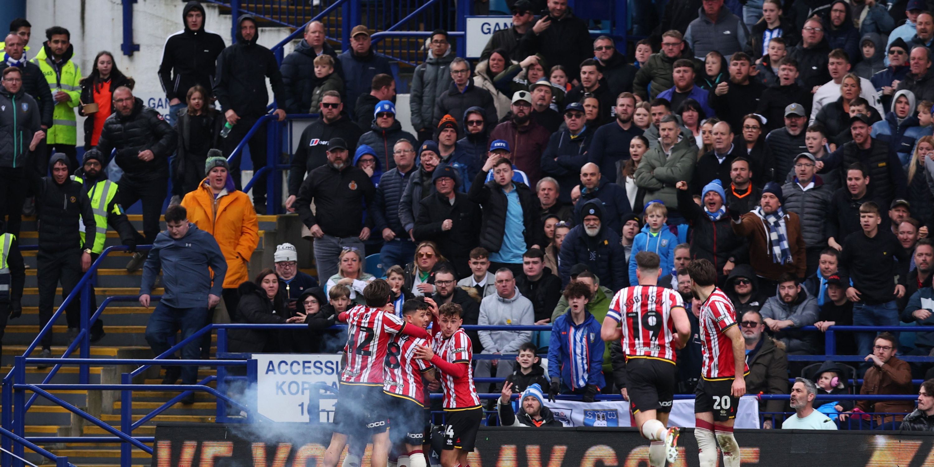 مهاجم شيفيلد يونايتد ريان بروستر يحتفل بالتسجيل في شيفيلد يوم الأربعاء