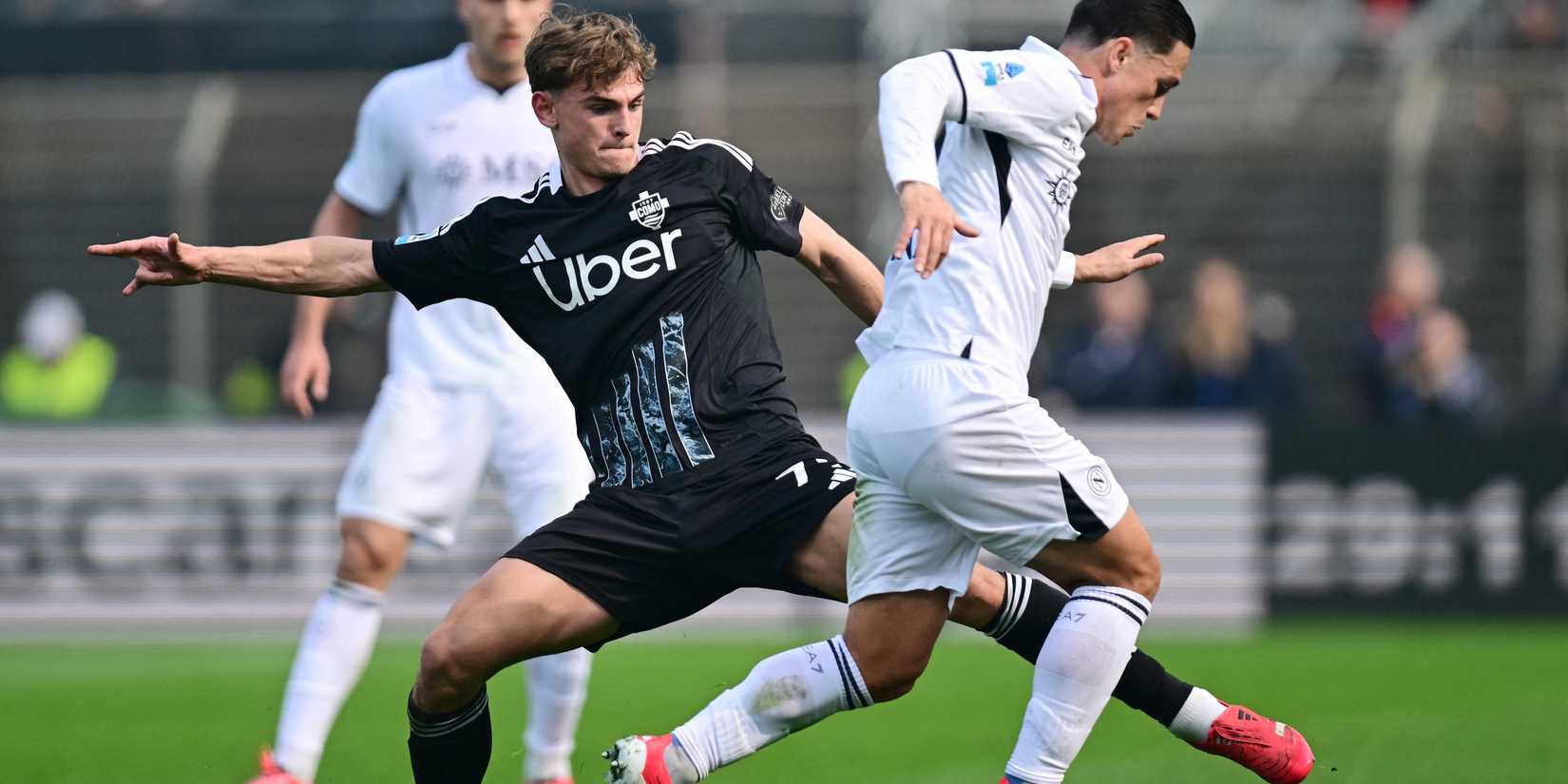 Napoli's Giacomo Raspadori in action with Como's Nico Paz