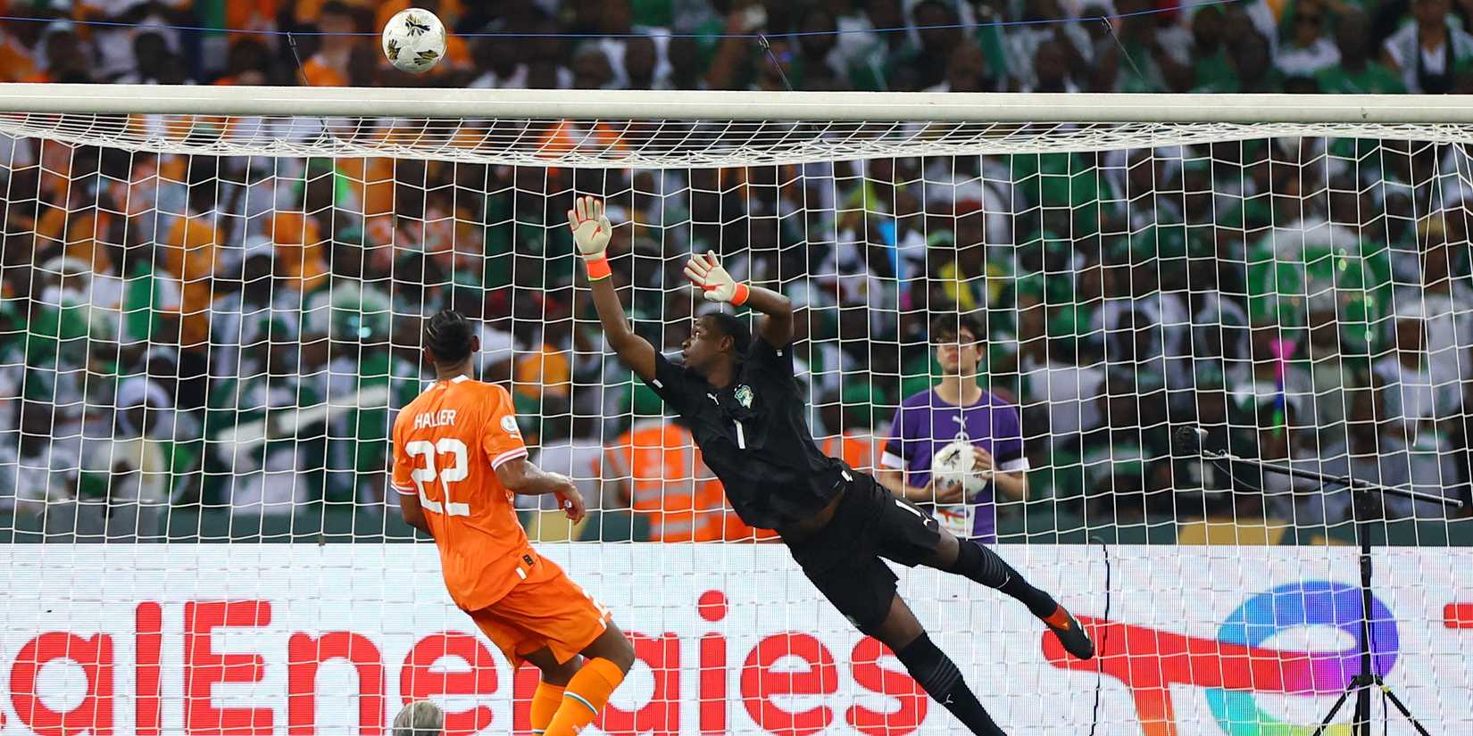 O nigeriano William Troost-Ekong marca o primeiro gol contra Yahia Fofana da Costa do Marfim