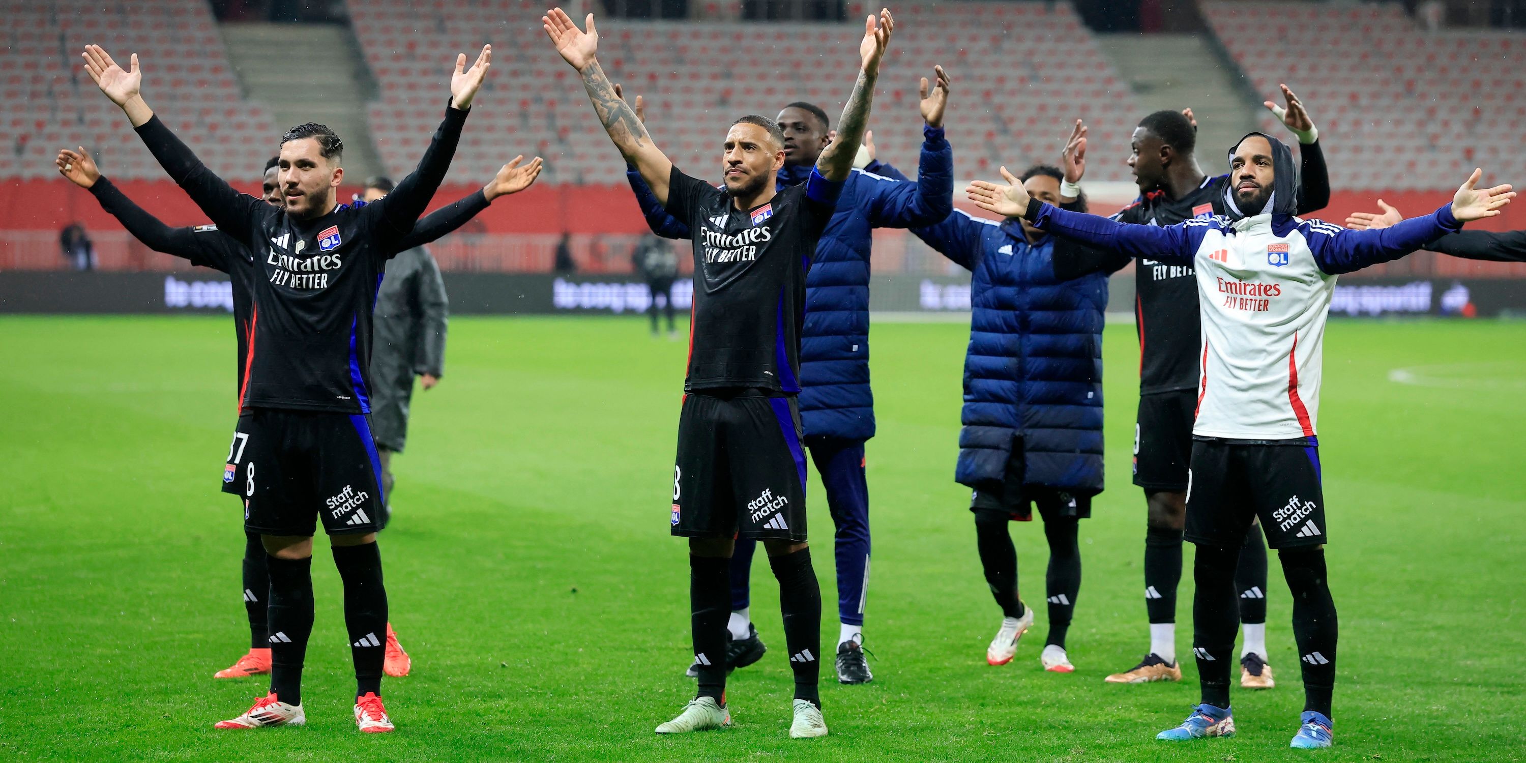 يحتفل رايان تشيركي مع زملائه في الفريق ، رايان تشيركي ، زملائه في الفريق بعد المباراة