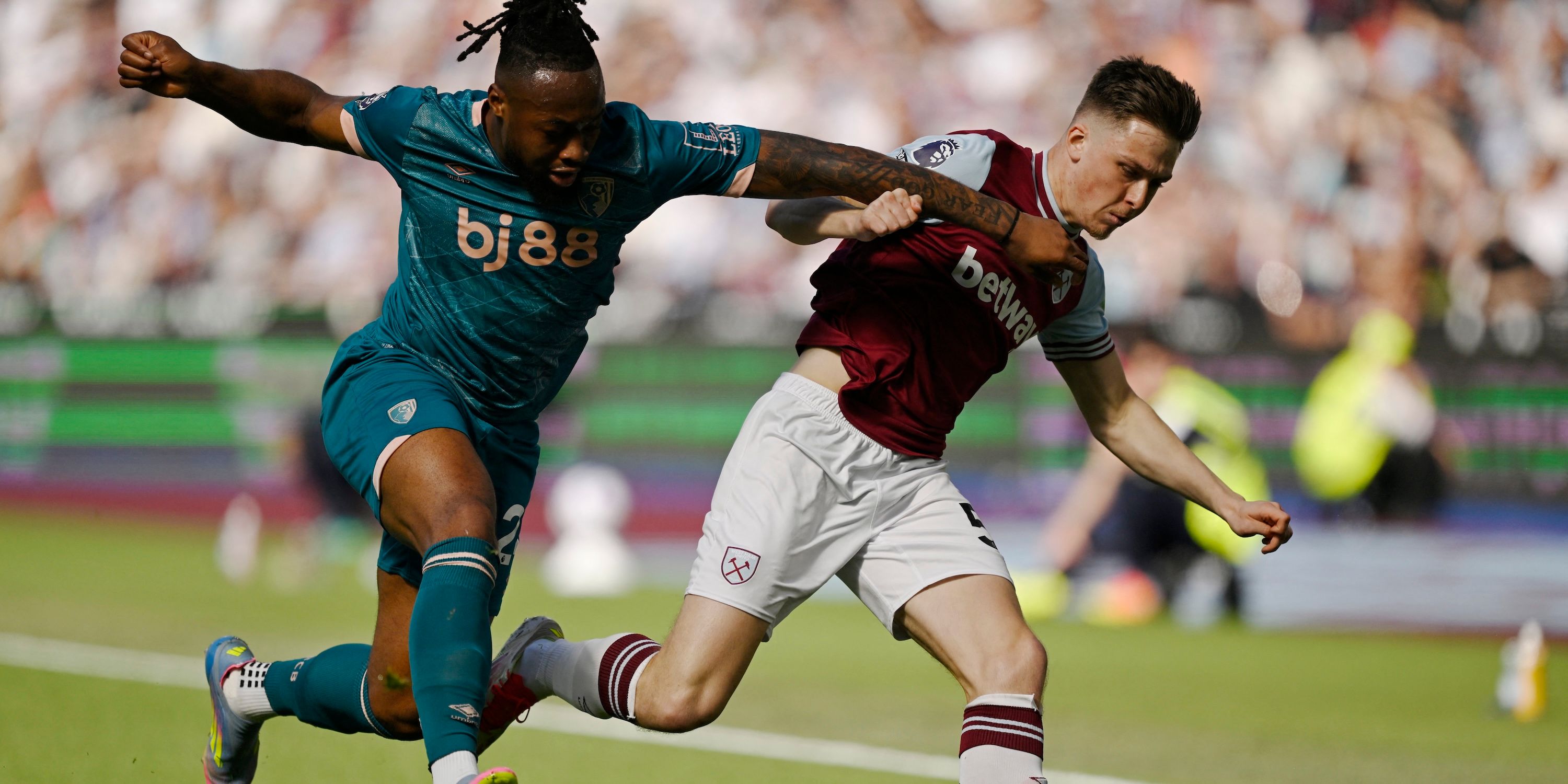 أوليفر سكارلز في العمل من وست هام يونايتد مع أنطوان سيمينيو من AFC Bournemouth