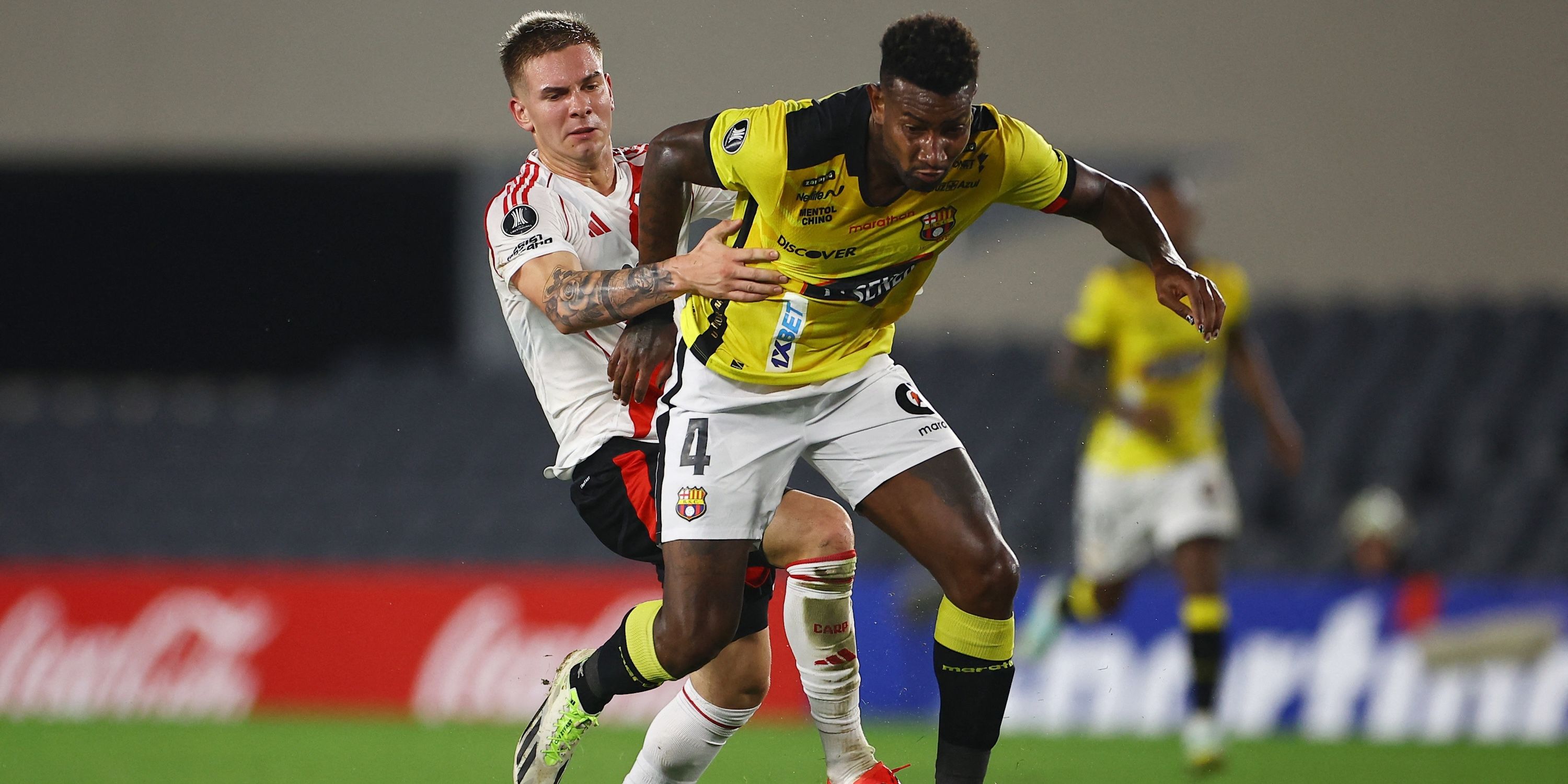 Gustavo Vallecilla del Barcelona SC en acción con Franco Mastantuono de River Plate