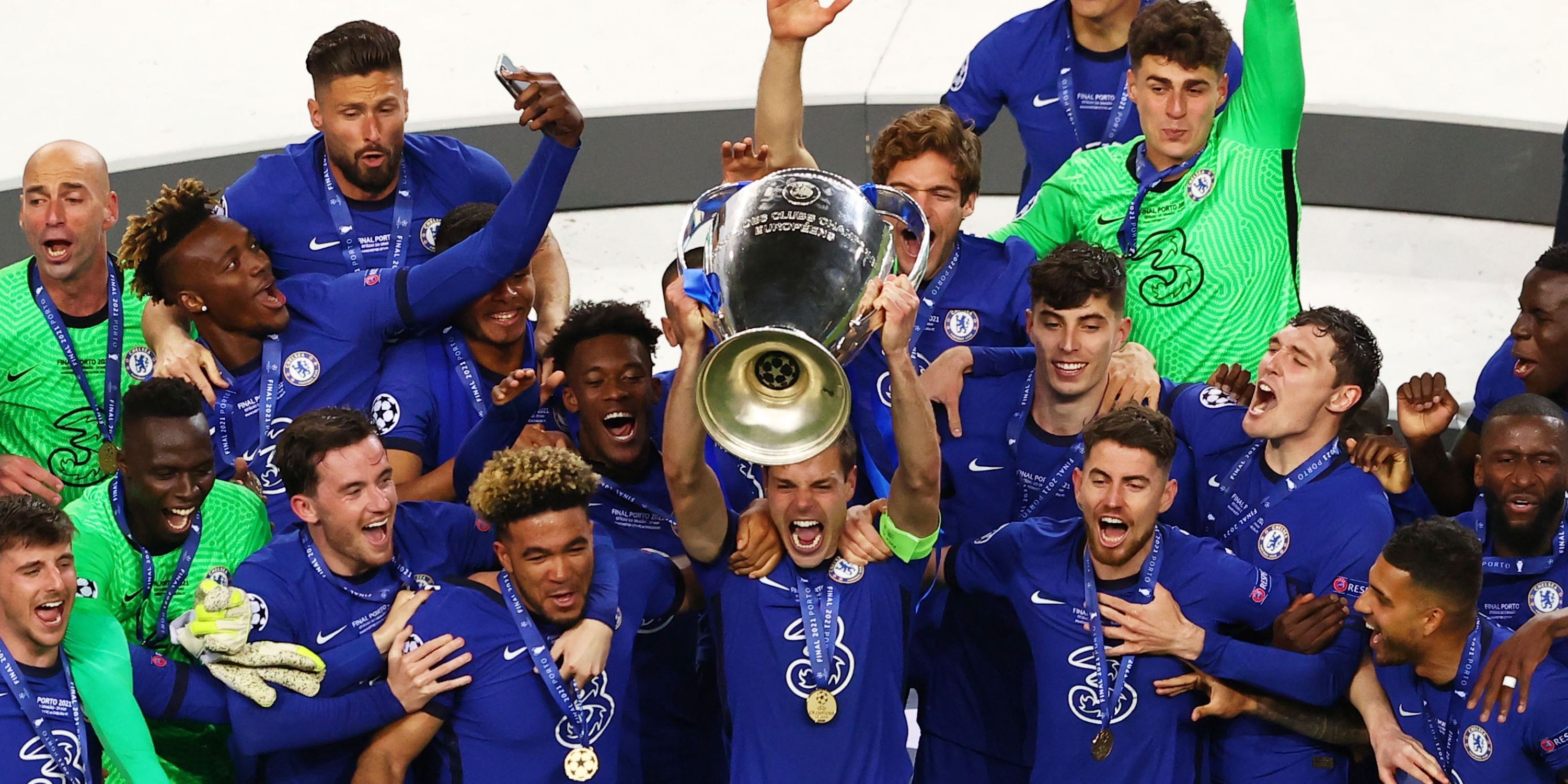 Cesar Azpilicueta de Chelsea مشهورة بالكأس وزملاء الفريق