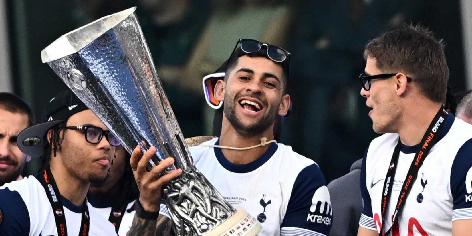 Cristian Romero en acción con el Tottenham