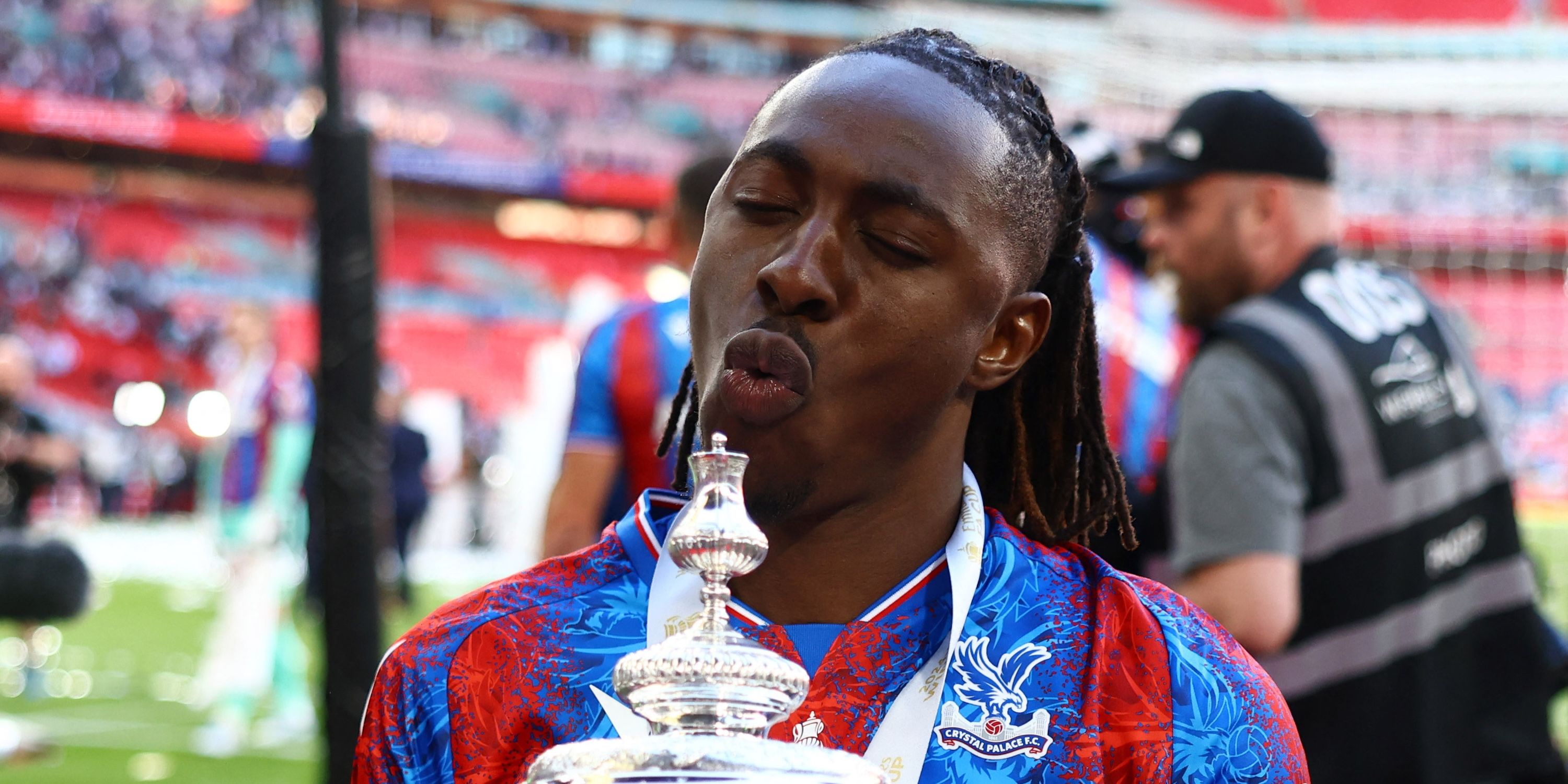 Crystal Palace Eberechi Eze celebrates the cup after winning the faucet