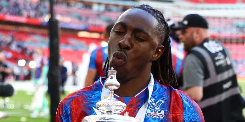 Eberechi Eze do Crystal Palace a celebrar com o troféu.
