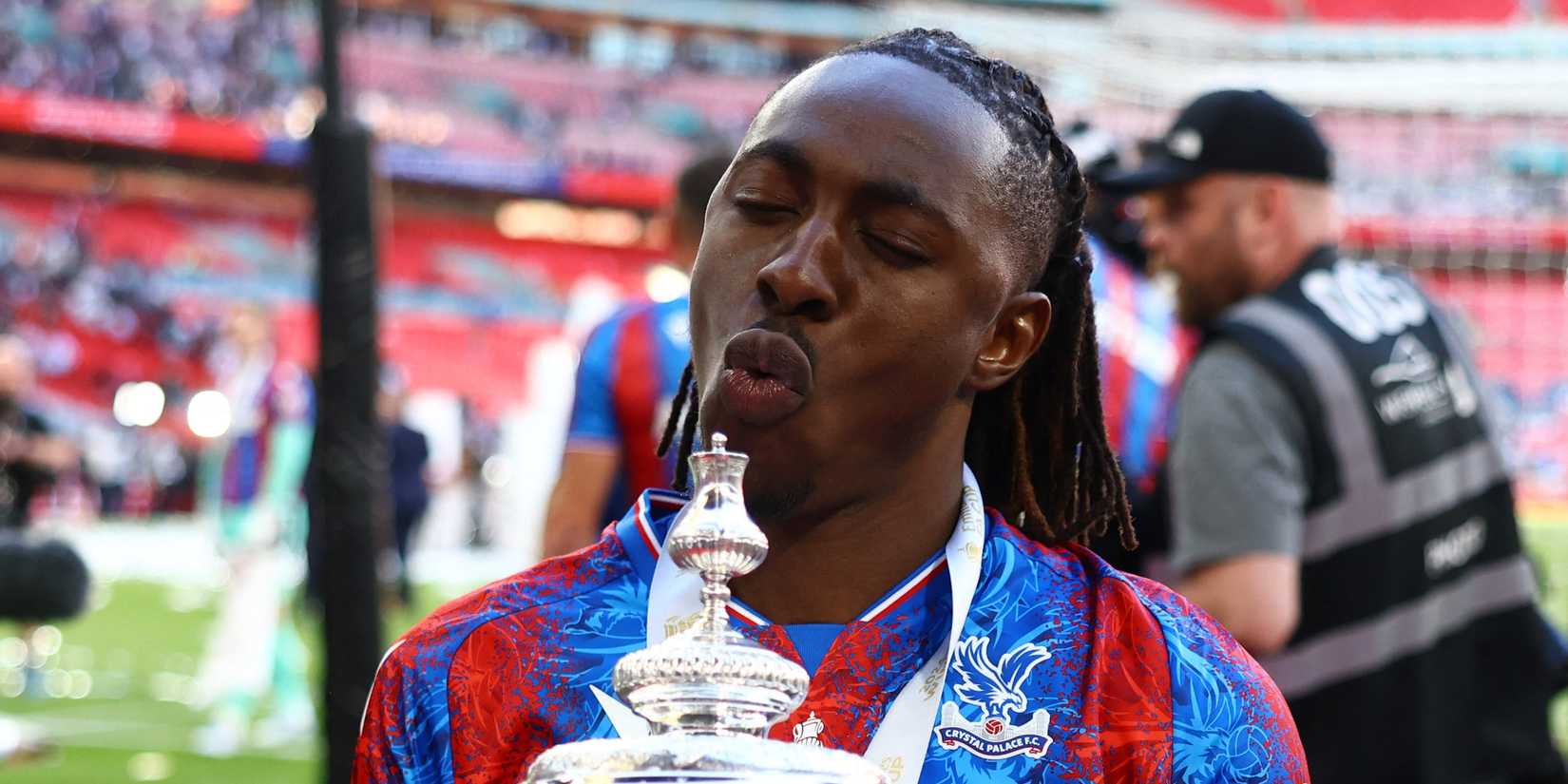 Eberechi Ez Ezero in the Crystal Palace celebrates the FA Cup after the trophy