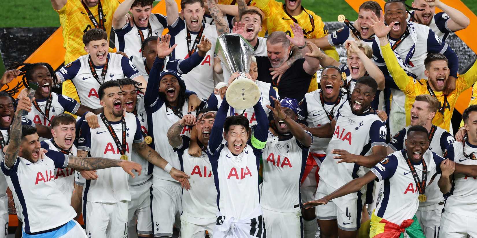 Tottenham com o troféu da Liga Europa
