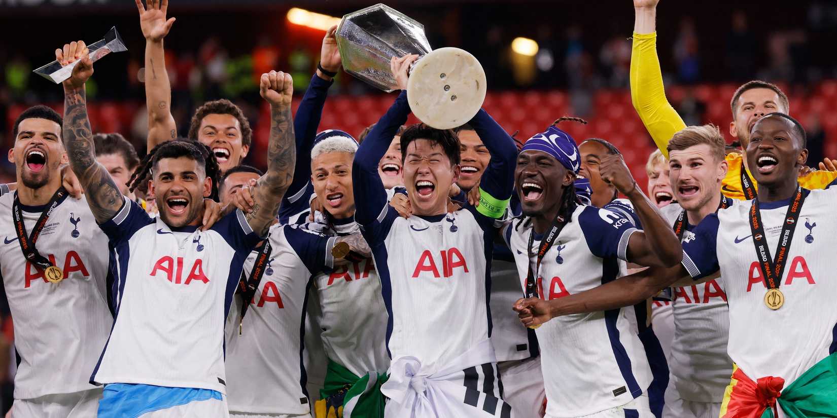 Spurs jogadores a festejar a vitória na Liga Europa