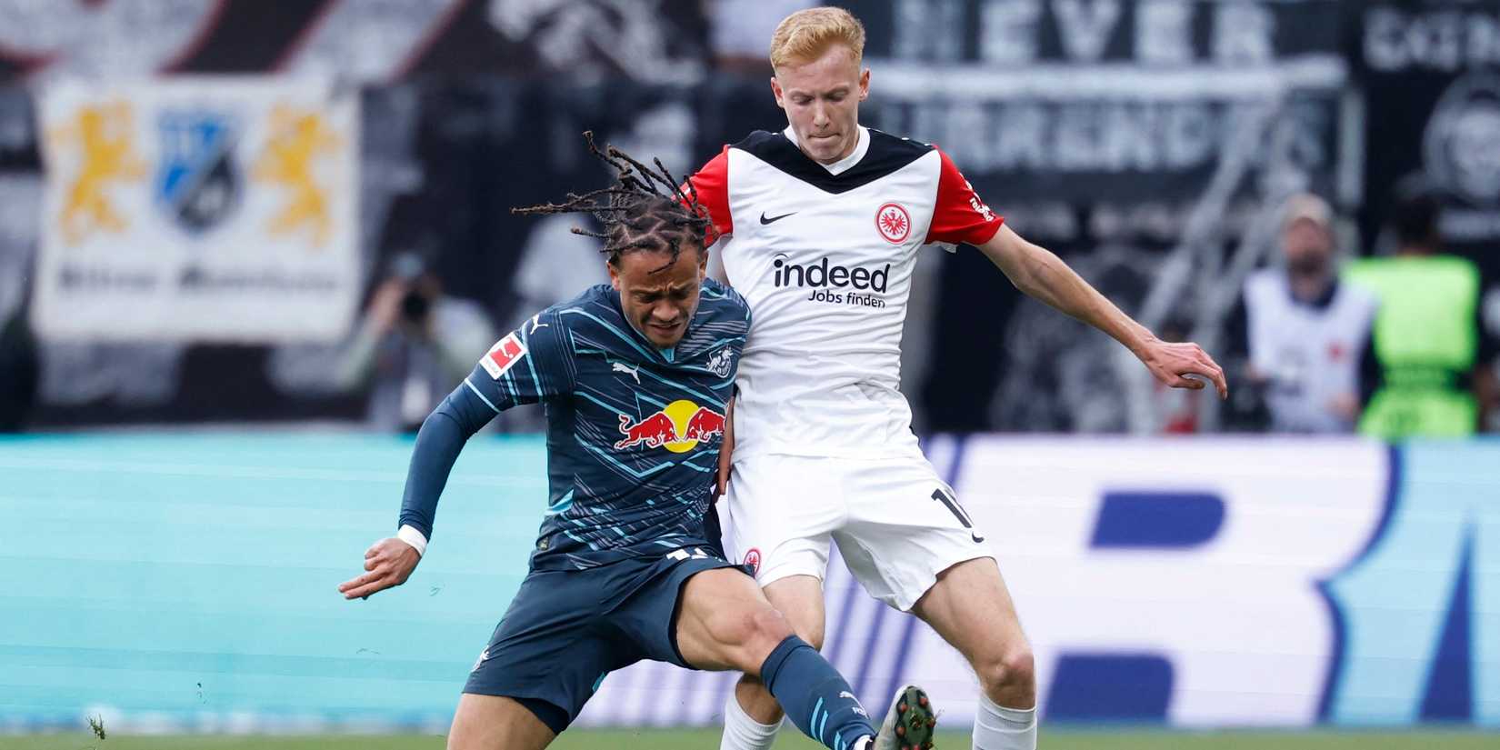 RB Leipzig's Xavi Simons in action with Eintracht Frankfurt's Hugo Larsson