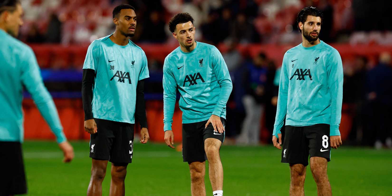 Ryan Greenbruch, Curtis Jones e Dominik Soboszli pelo Liverpool