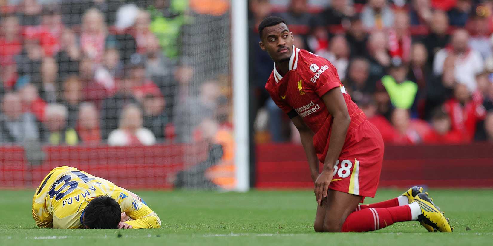 Райан Гравенберх получает красную карточку за «Ливерпуль»