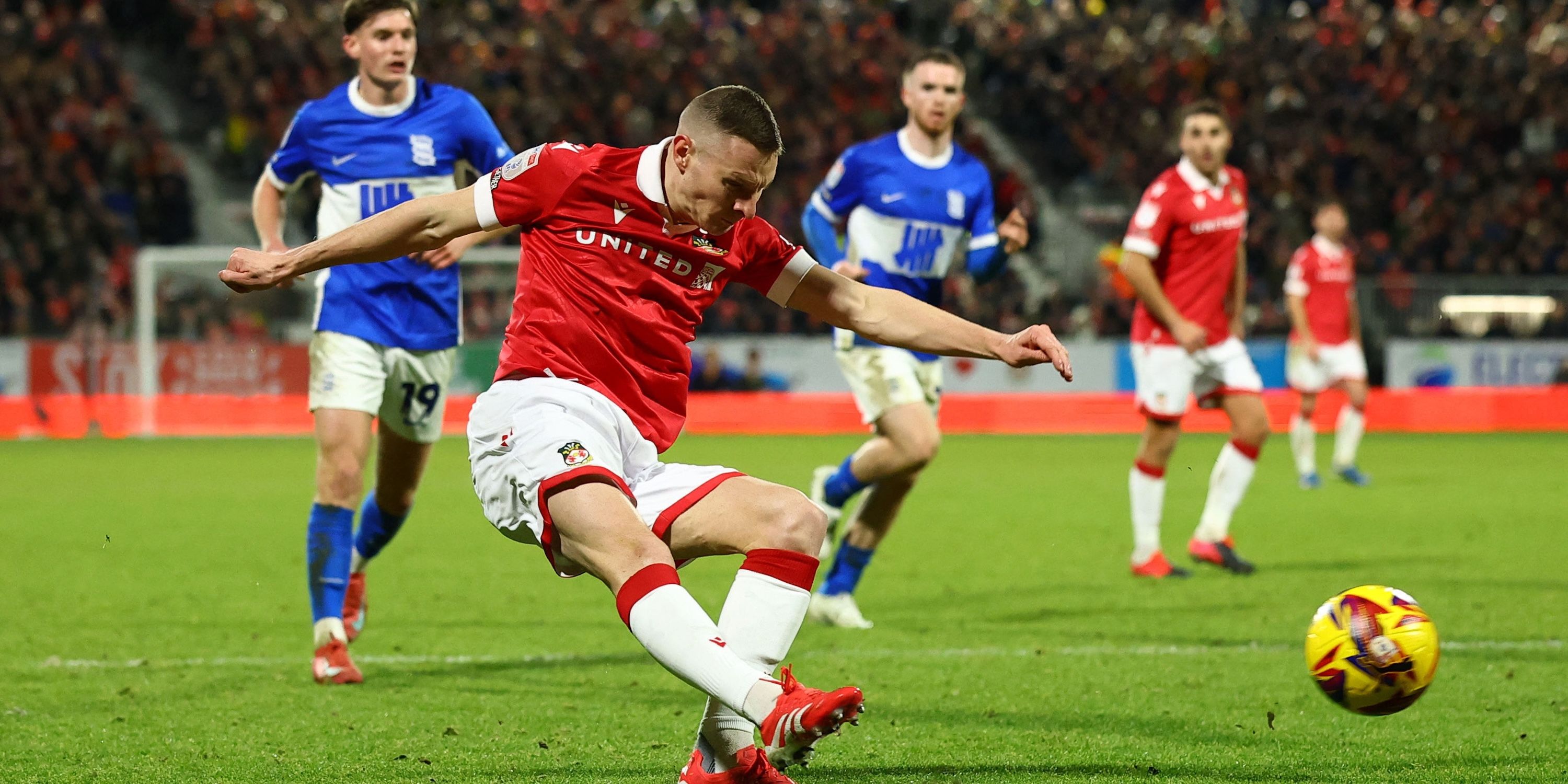 Paul Mullin de Wrexham shoots