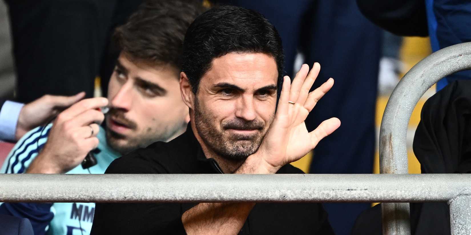 Mikel Arteta em pé antes do jogo.