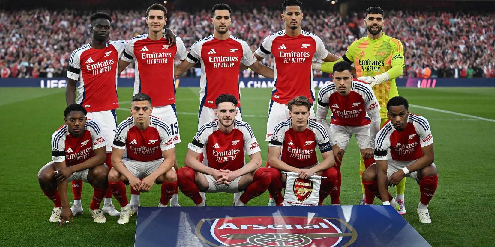 Jogadores do Arsenal posam para uma foto em grupo antes da partida