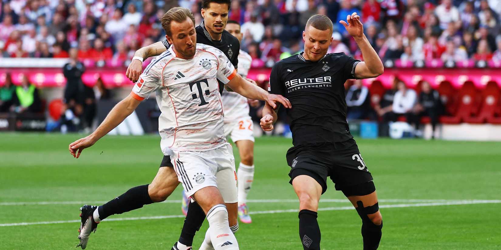 Bayern Munich's Harry Kane in action with Borussia Moenchengladbach's Nico Elvedi
