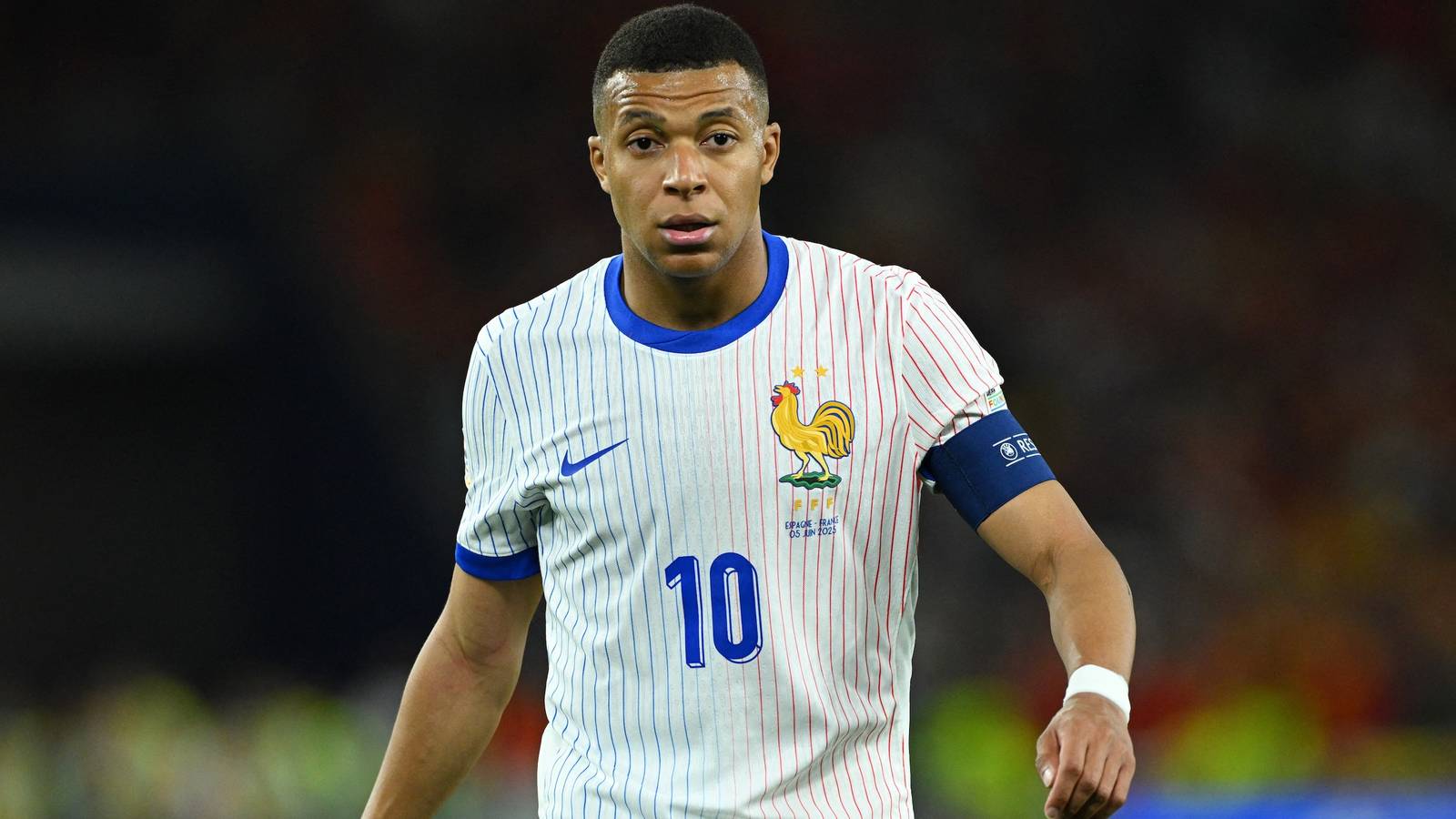 Man Utd join race for 