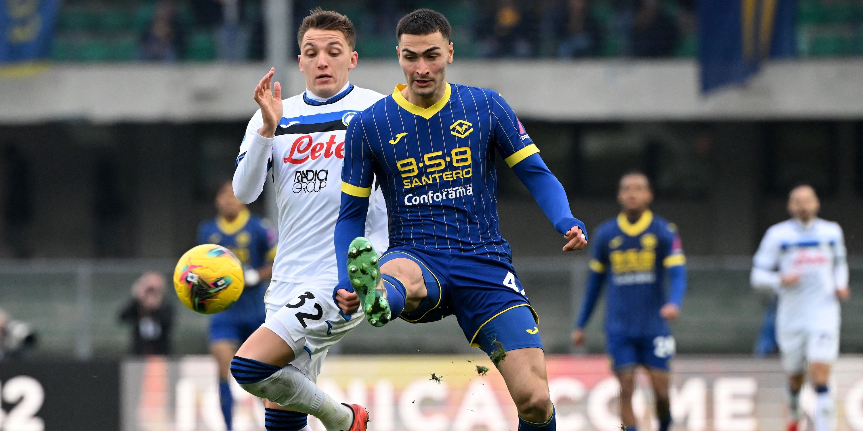 دييغو كوبولا من Hellas Verona في العمل مع Mateo Mateo of Atalanta