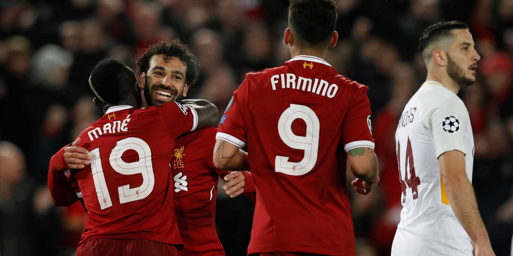 El trío del Liverpool Mohamed Salah, Bobby Firmino y Sadio Mane celebran