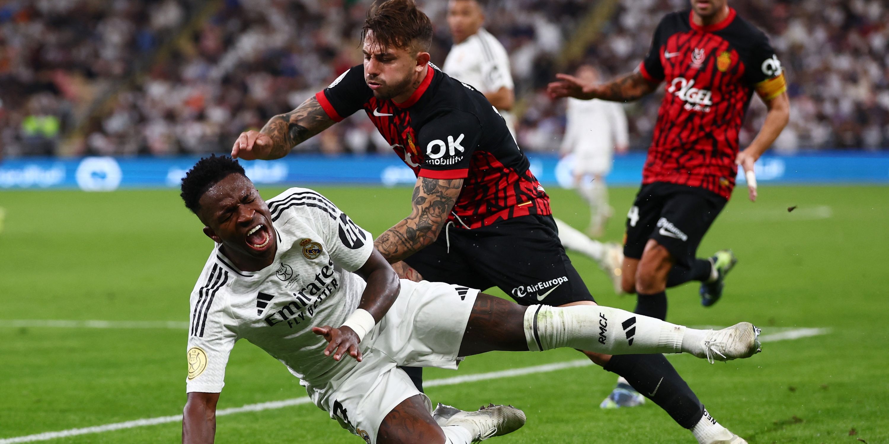 Vinicius Junior of Real Madrid with RCD Maffo Pablo Maffo de RCD Maffoo