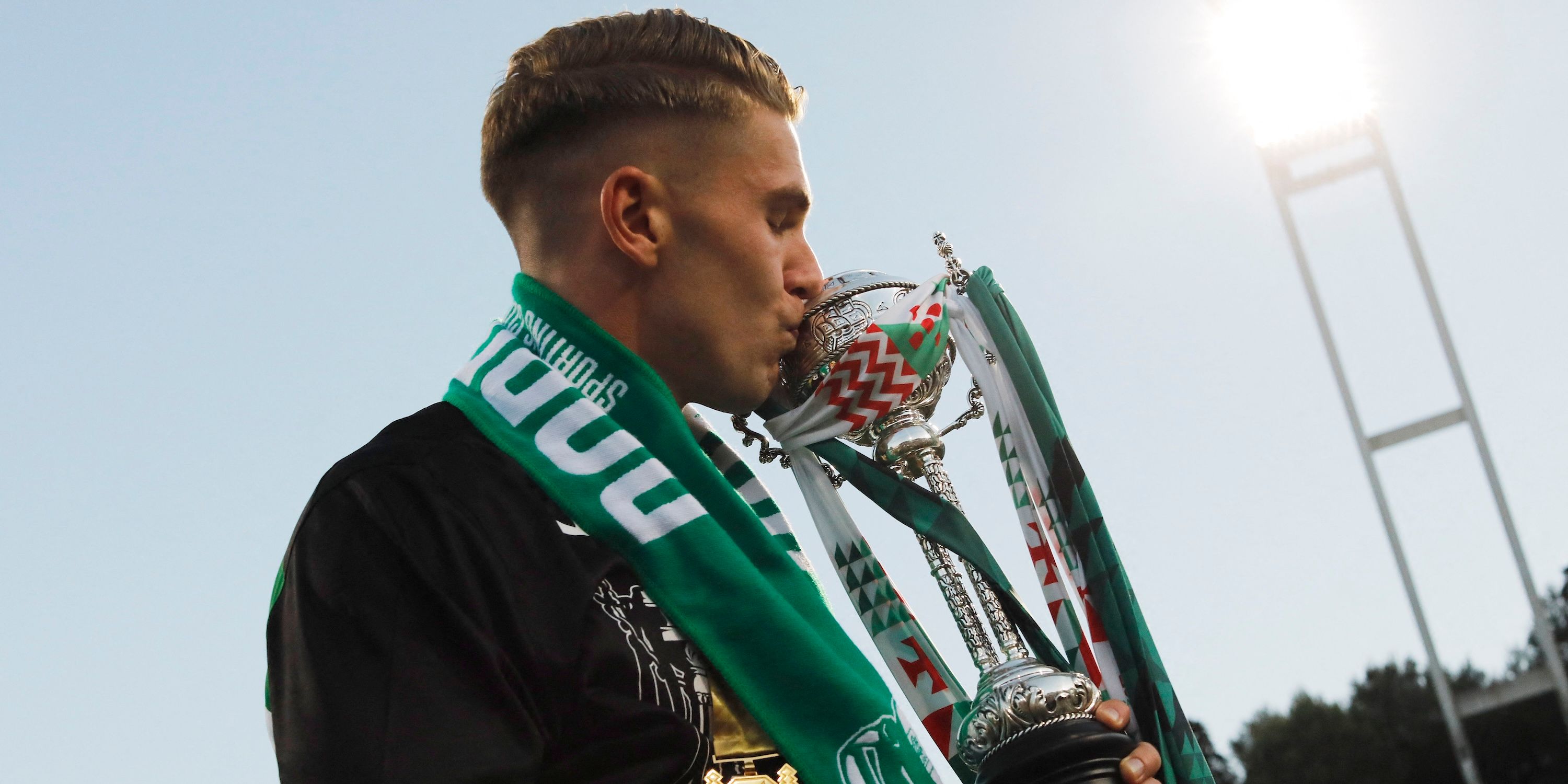 Viktor Gyokeres of Sporting CP kisses the trophy as he celebrates after winning Taca de Portugal