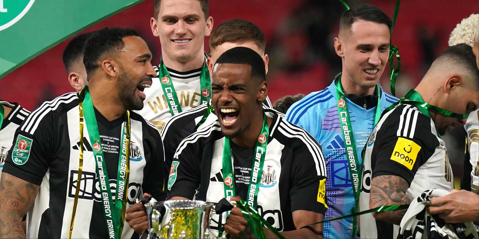 Alexander-Isak-Carabao-Cup-trophy