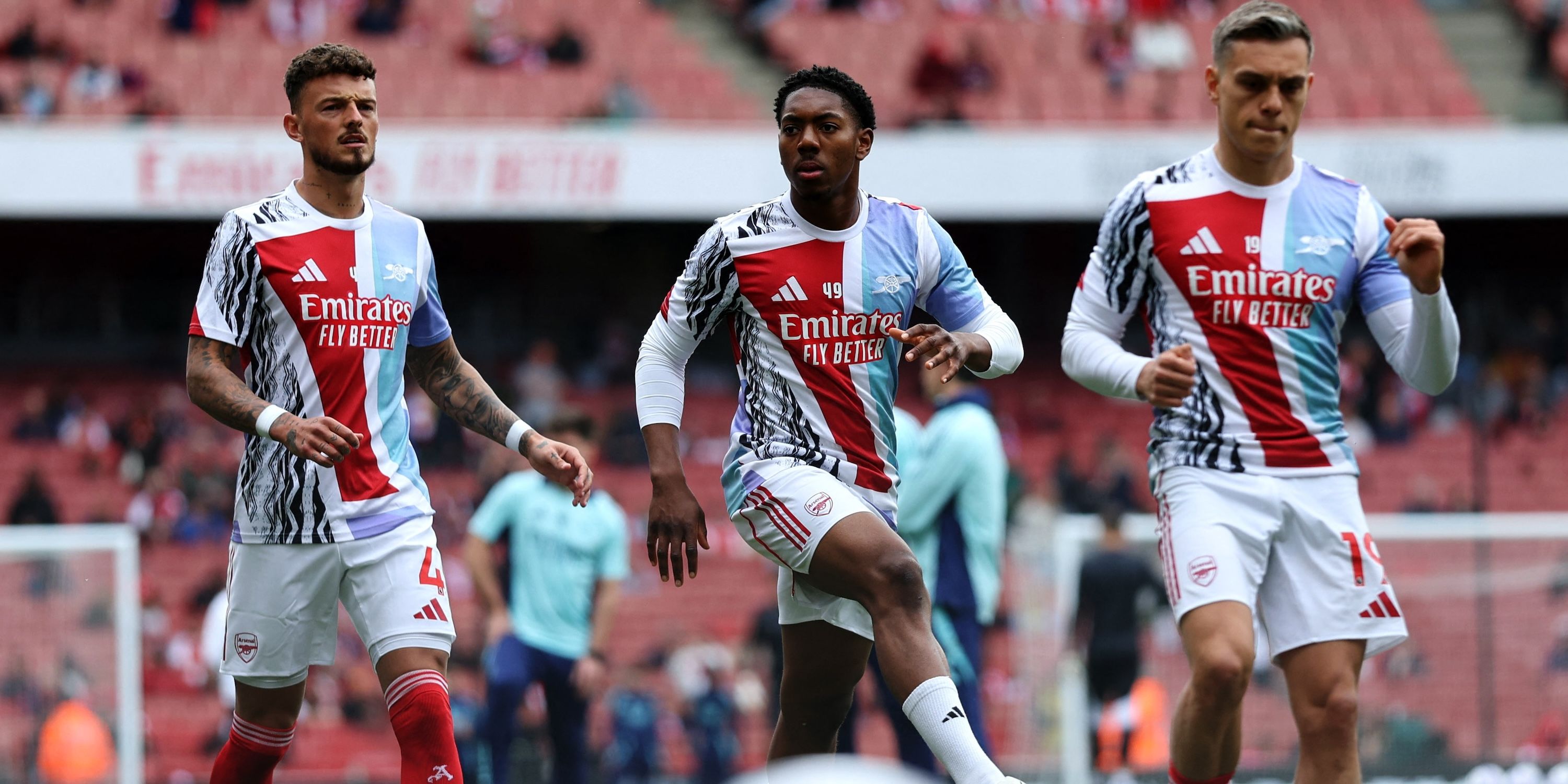 Ben White d'Arsenal, Myles Lewis-Skelly and Leandro Trossard 