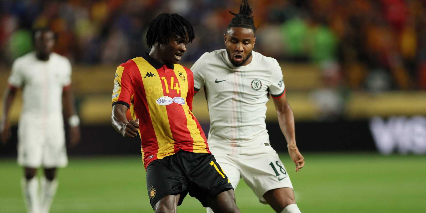 Onuche Ogbelu do Esperance Sportive de Tunis em ação com Christopher Nkunku do Chelsea