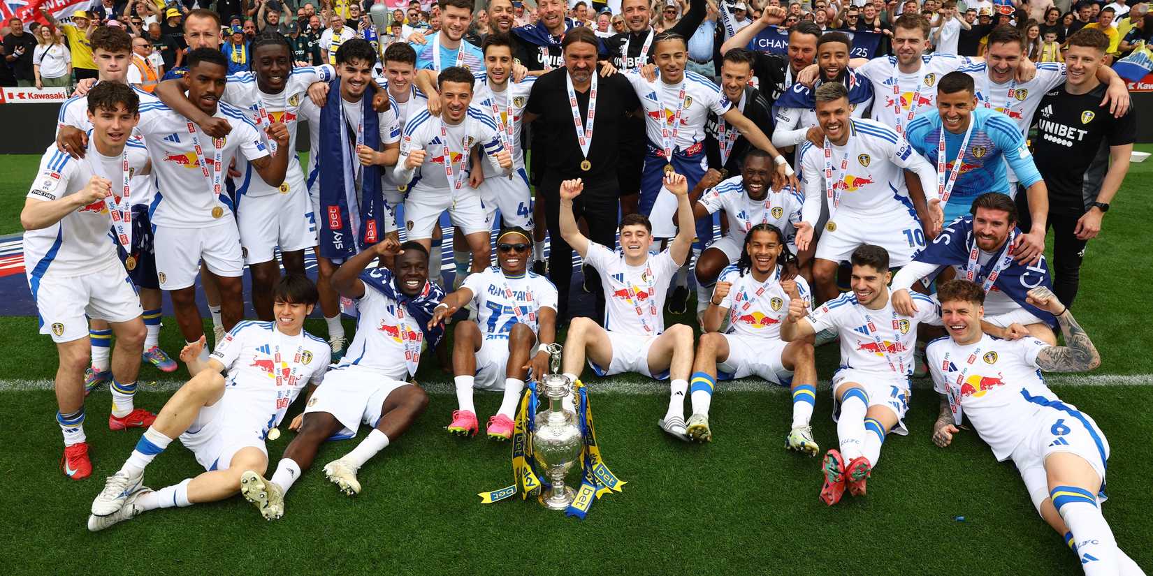 Jogadores do Leeds United posam para foto com o troféu após vencer o campeonato