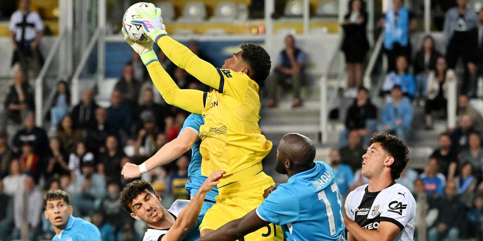 Zion Suzuki, do Parma, em ação com Romelu Lukaku, do Napoli