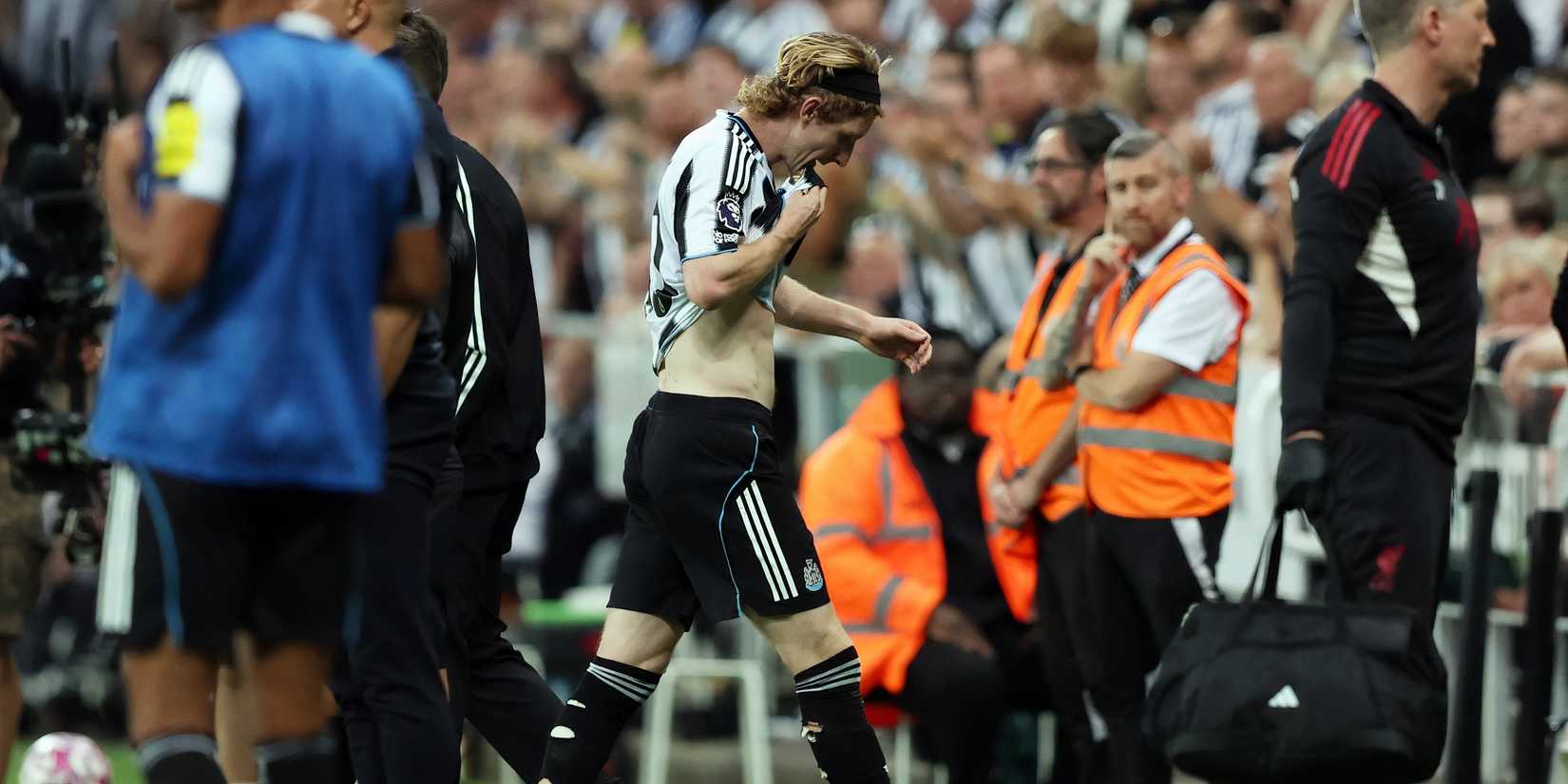 Anthony Gordon is sent off for Newcastle