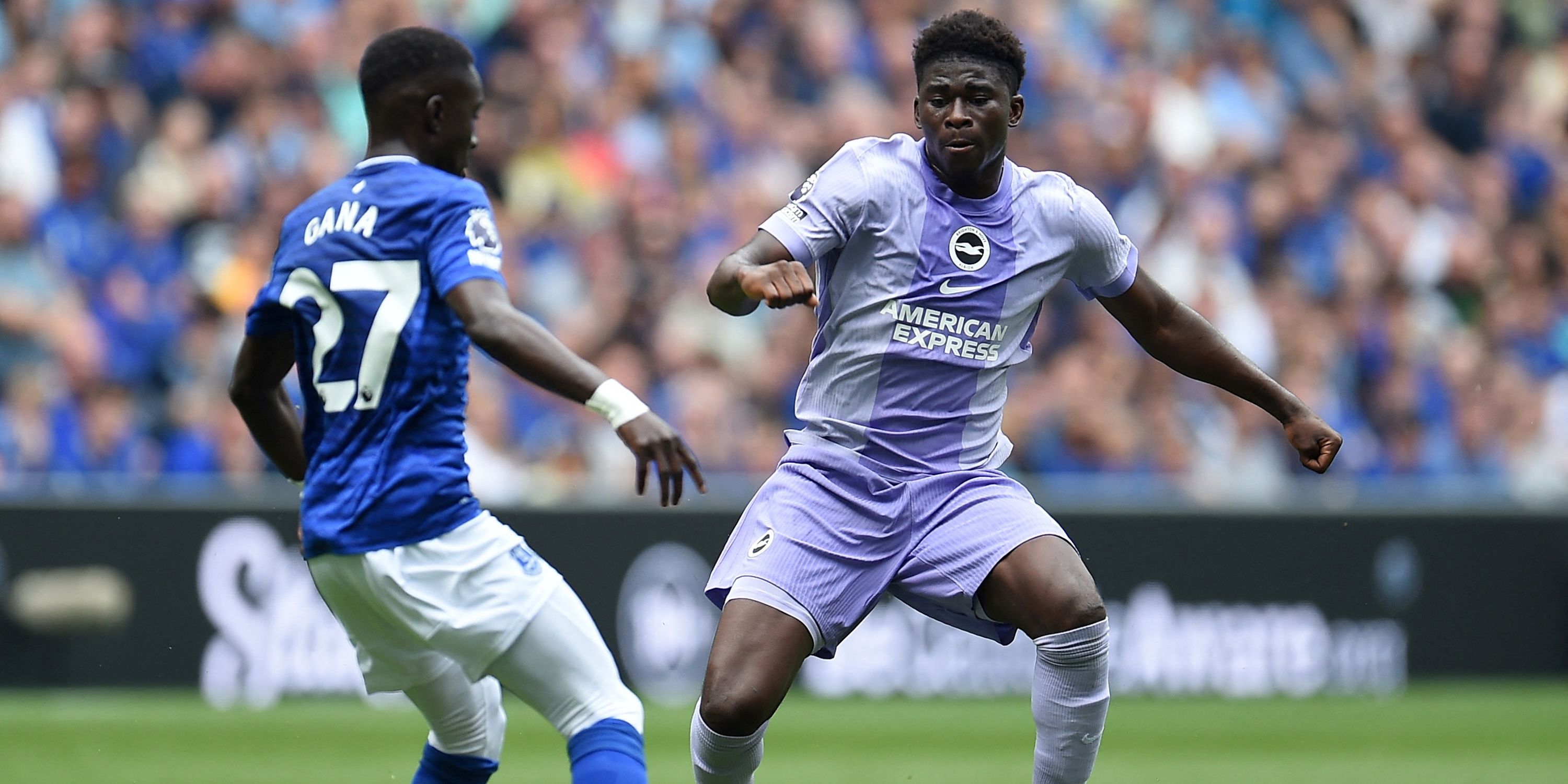 Carlos Baleba do Brighton & Hove Albion em ação com Idrissa Gueye do Everton