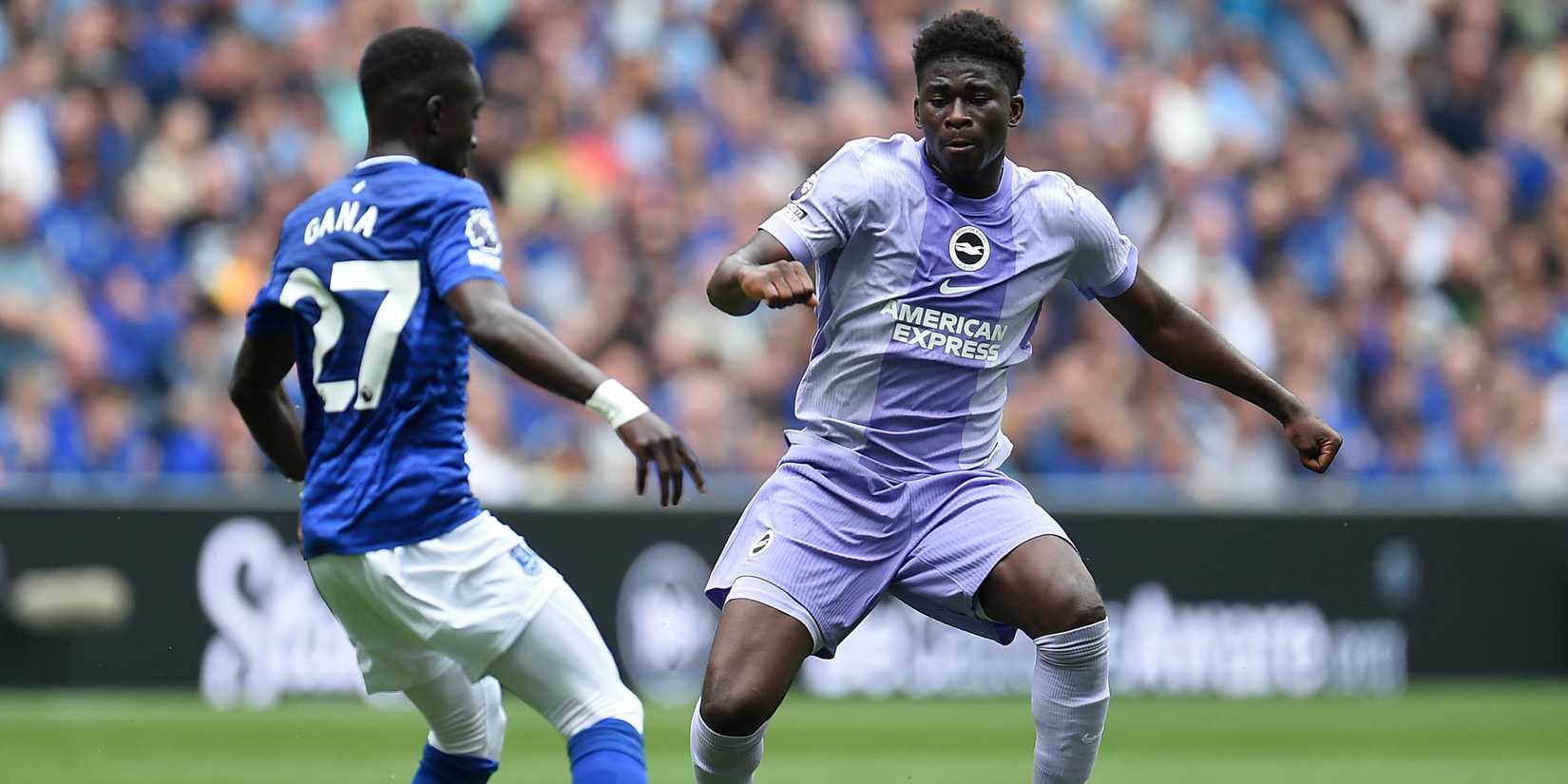 Carlos Baleba do Brighton & Hove Albion em ação com Idrissa Gueye do Everton