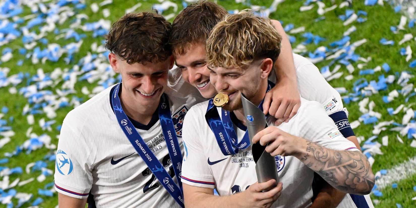 Harvey Elliot is celebrating from England with the championship tournament player after the match with Tyler Morton and James Makti