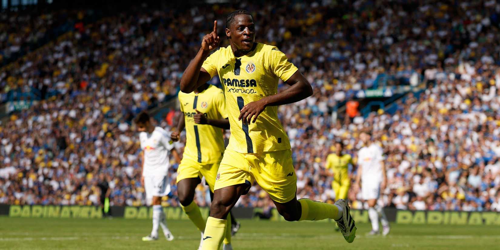 Etta Eyong celebrando un gol con el Villarreal.