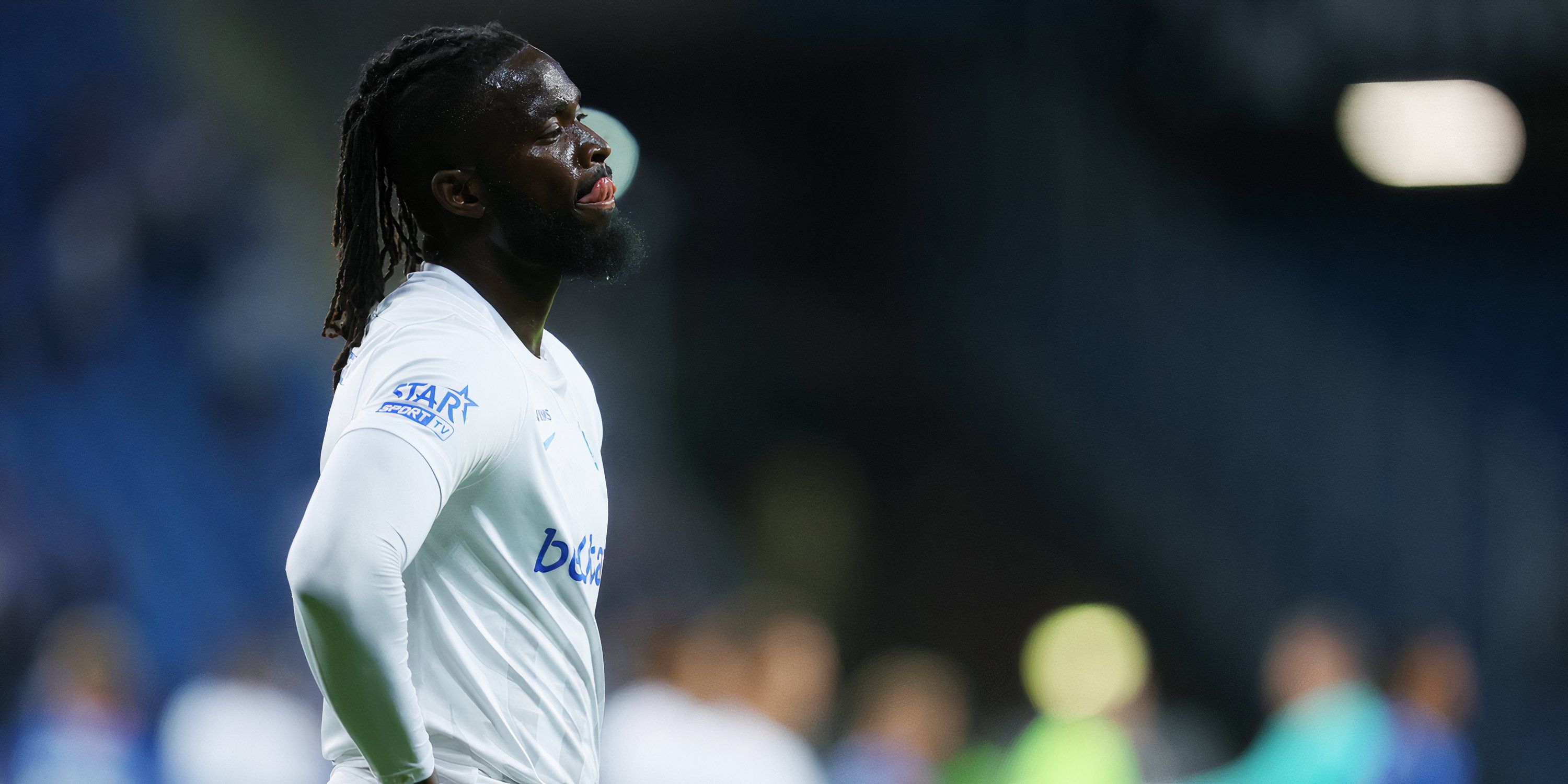 Tolu Arokodare, delantero nigeriano del Genk, en el punto de mira de los Wolves.